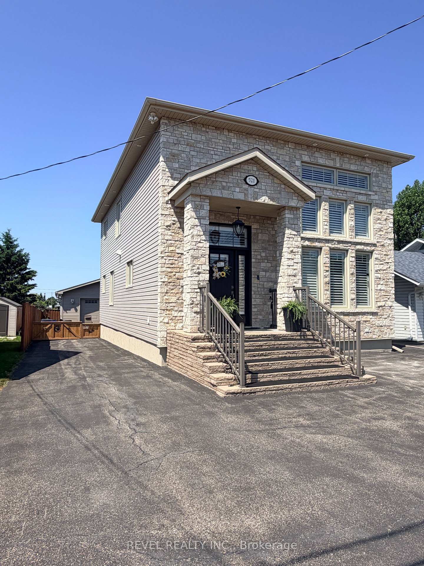 Photo 2 of 521 Pine Street N, Timmins, TNE - North — HOMEH