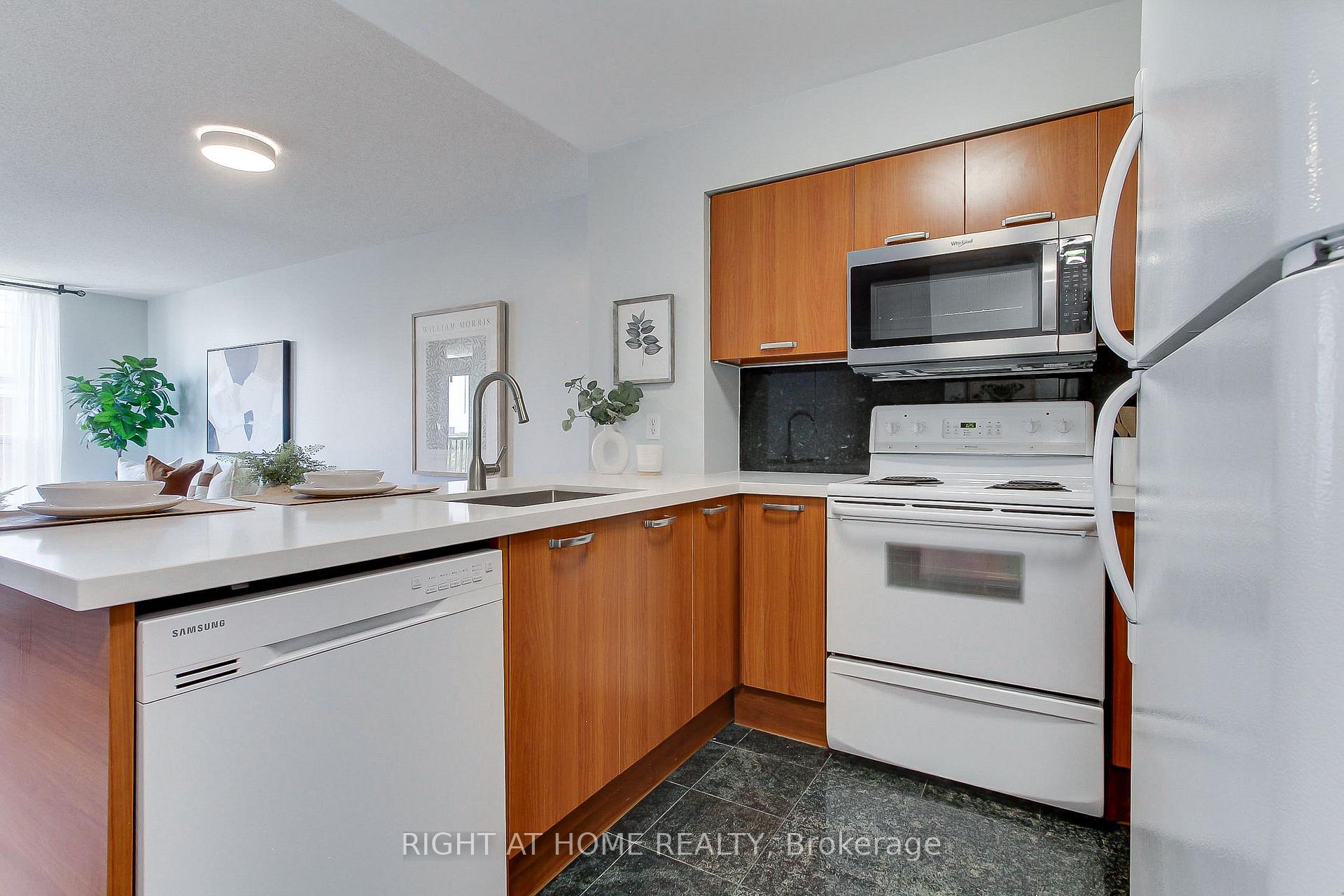 Photo 8 of Unit 907, 55 Harrison Garden Boulevard, North York, Willowdale East — HOMEH