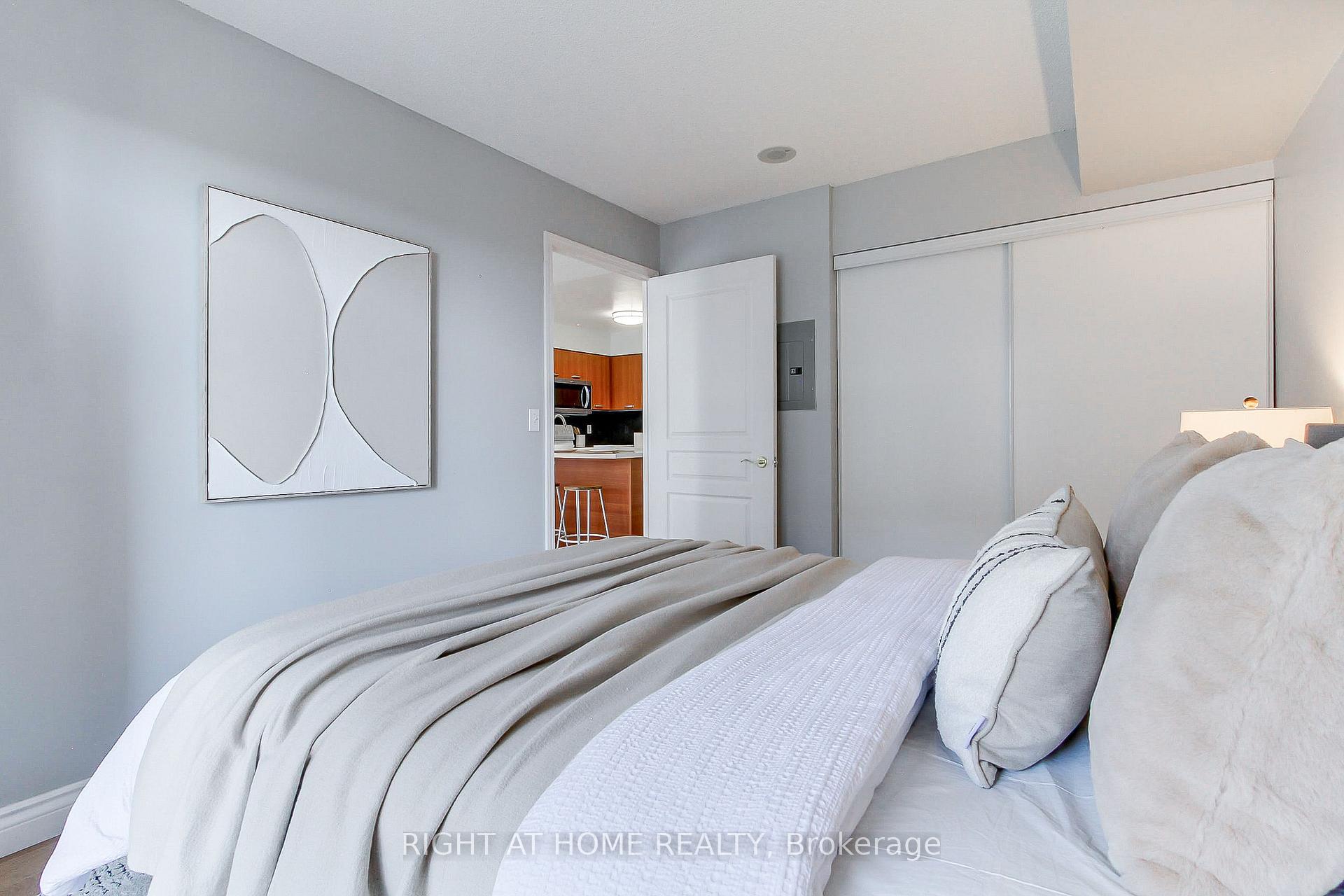 Photo 10 of Unit 907, 55 Harrison Garden Boulevard, North York, Willowdale East — HOMEH