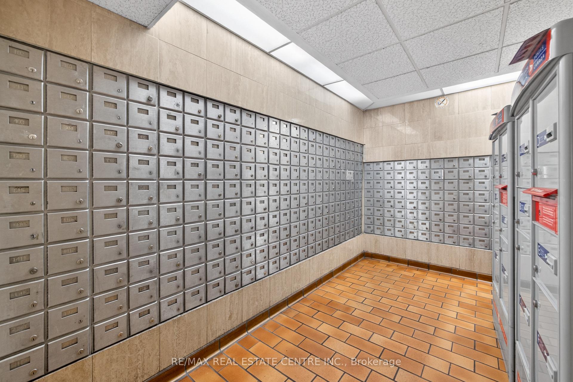 Photo 4 of Unit 1708, 320 Dixon Road, Etobicoke, Kingsview Village-The Westway — HOMEH