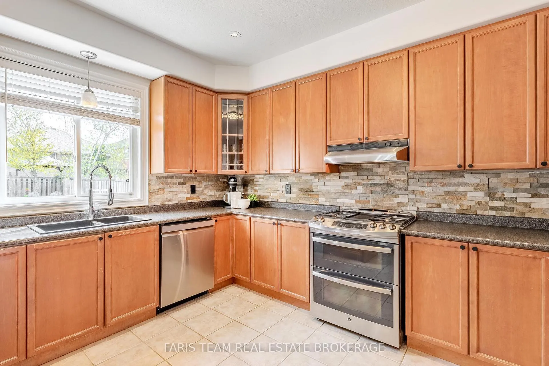 Photo 9 of 49 Prince William Way, Barrie, Innis-Shore — HOMEH