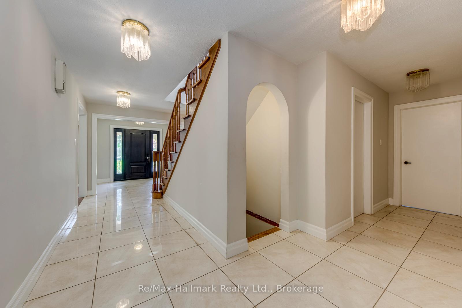 Photo 4 of 2251 Bennington Gate, Oakville, Ford — HOMEH