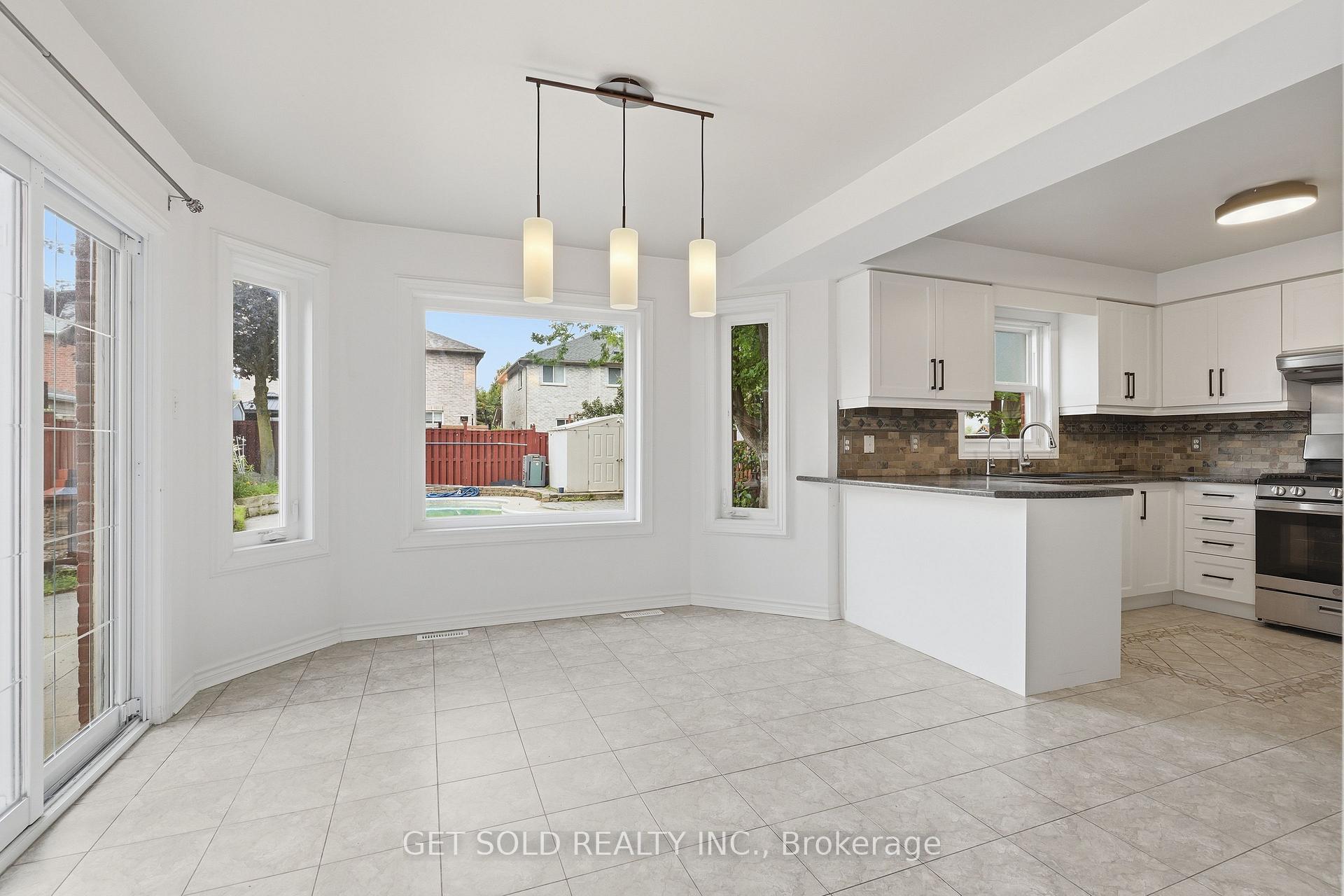 Photo 3 of 28 Hawkins Drive, Barrie, Ardagh — HOMEH