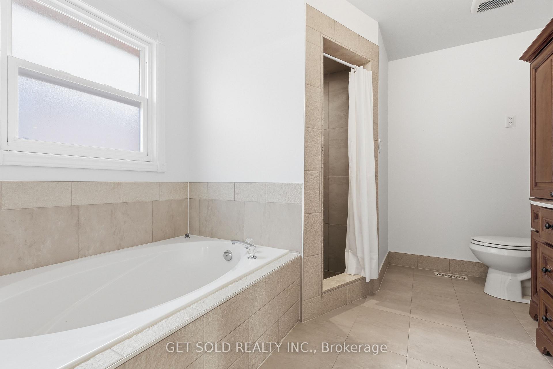 Photo 6 of 28 Hawkins Drive, Barrie, Ardagh — HOMEH