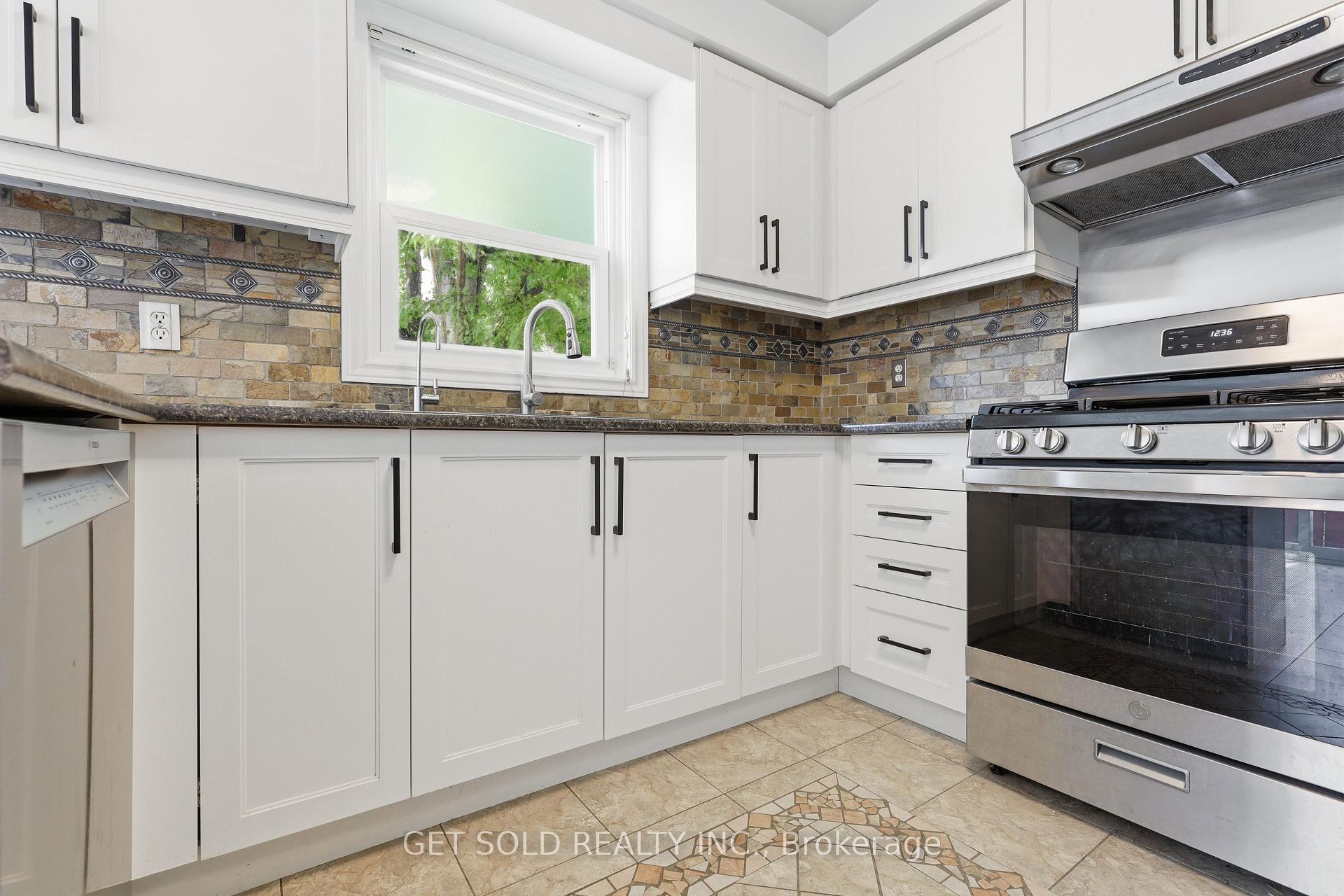 Photo 9 of 28 Hawkins Drive, Barrie, Ardagh — HOMEH
