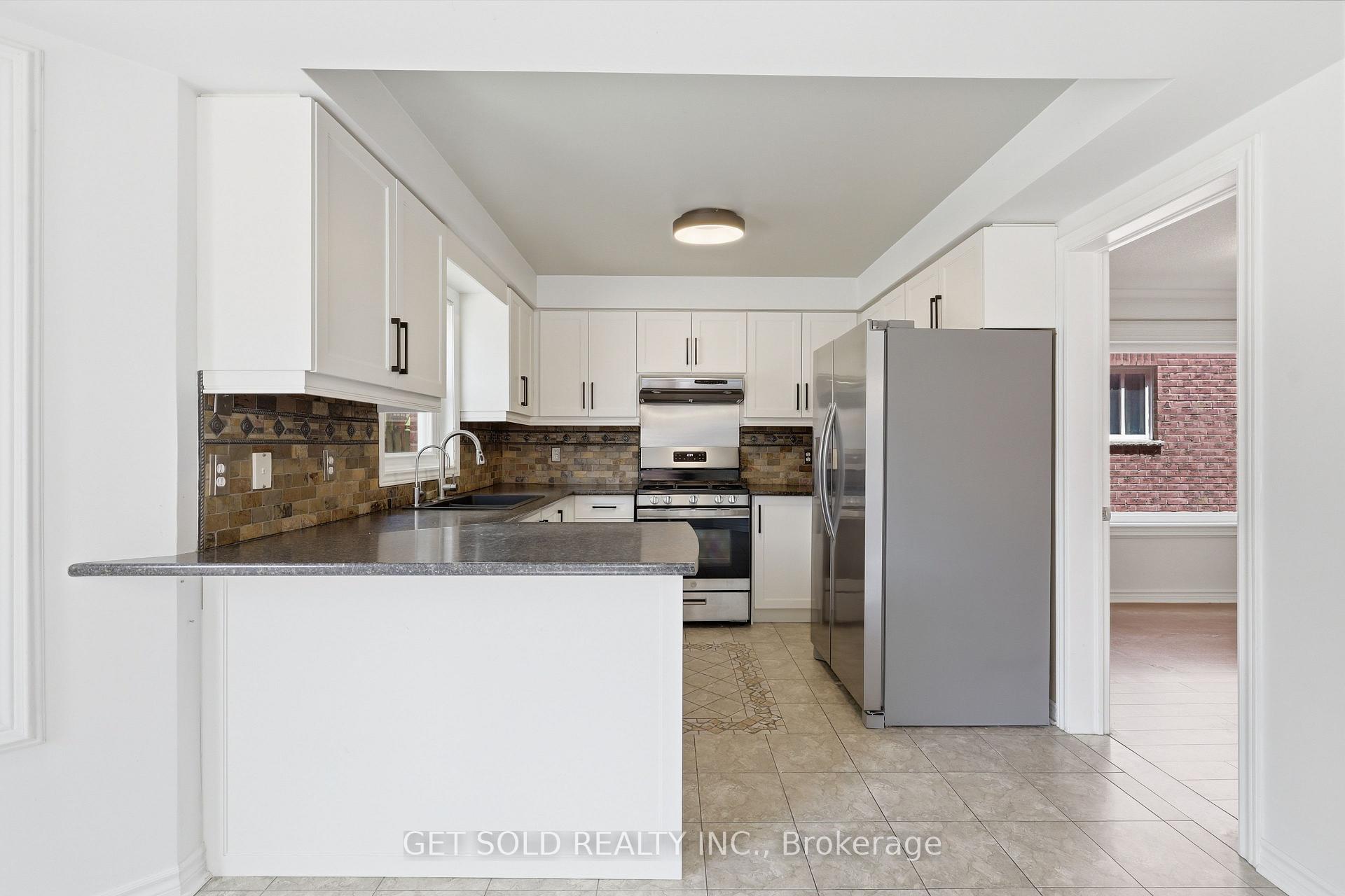 Photo 10 of 28 Hawkins Drive, Barrie, Ardagh — HOMEH