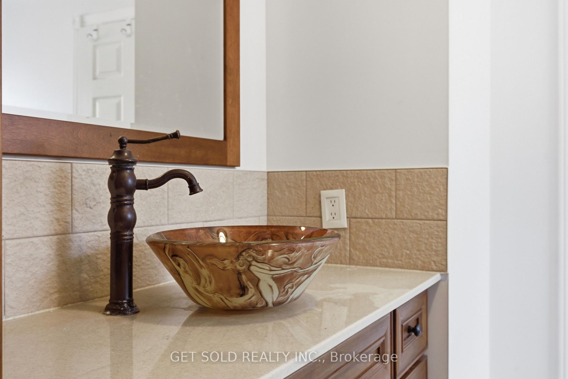 Photo 15 of 28 Hawkins Drive, Barrie, Ardagh — HOMEH