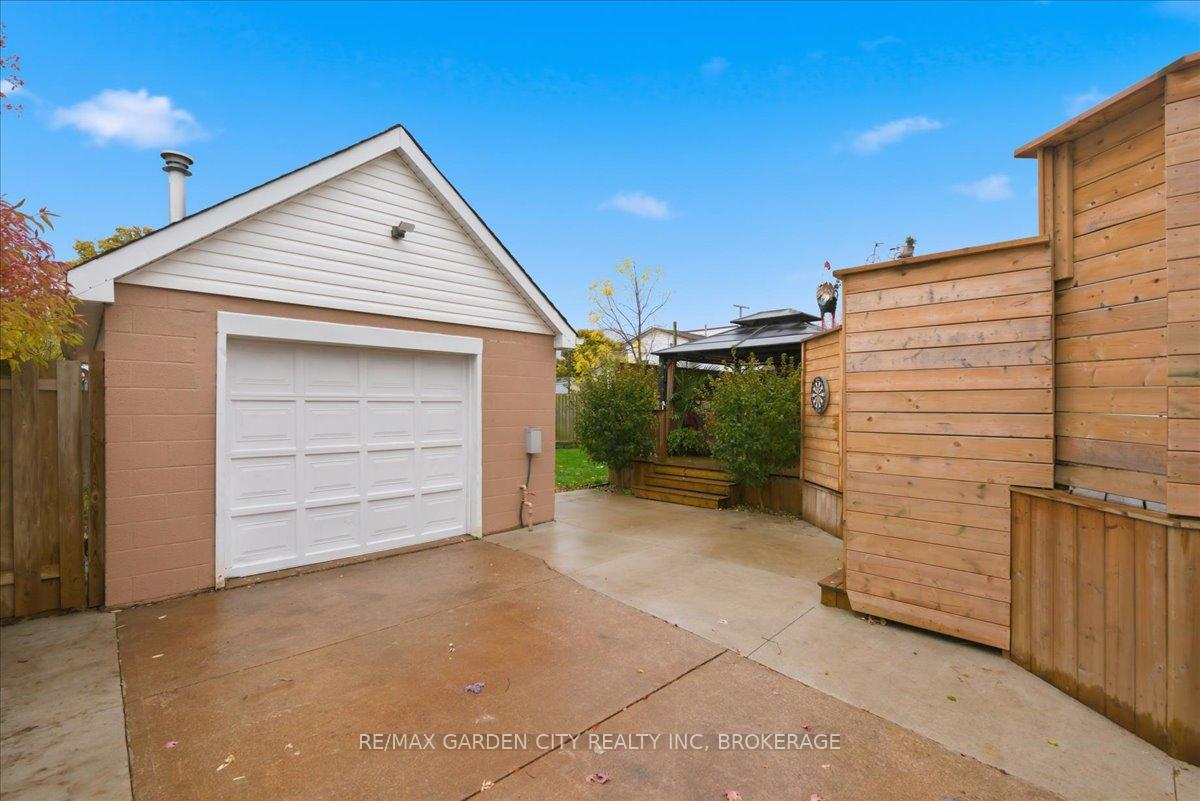 Photo 2 of 5294 Slater Avenue, Niagara Falls, Cherrywood — HOMEH