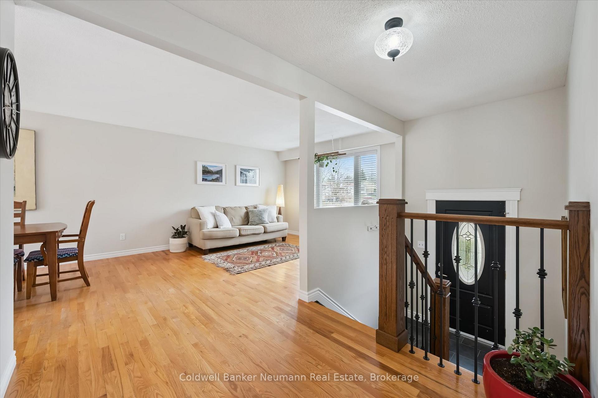 Photo 5 of 18 Gateway Drive, Guelph, Willow West/Sugarbush/West Acres — HOMEH