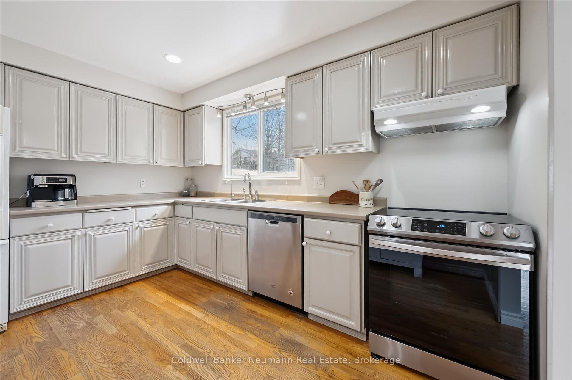 Photo 10 of 18 Gateway Drive, Guelph, Willow West/Sugarbush/West Acres — HOMEH