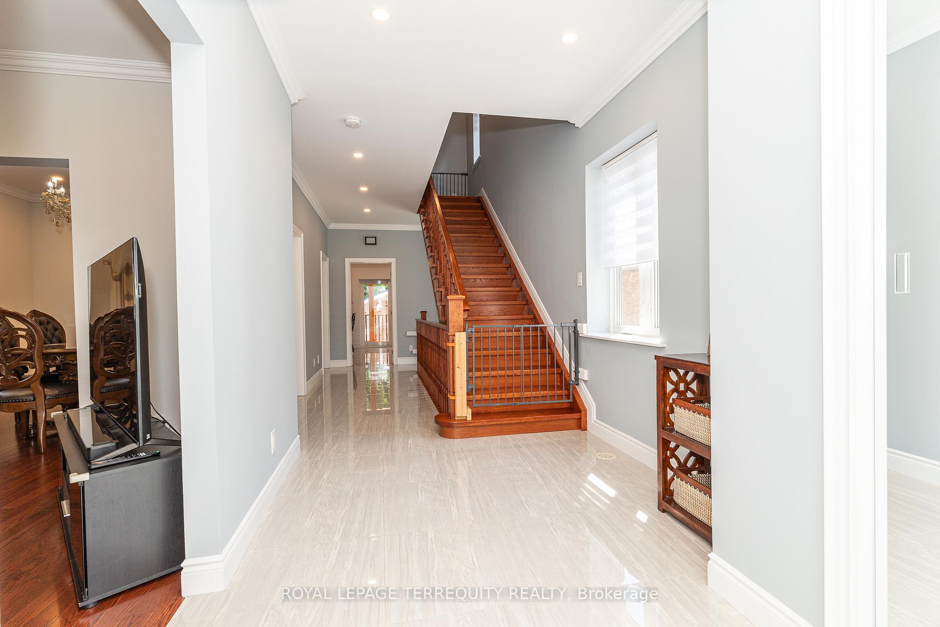 Photo 5 of 3 Gair Drive, Etobicoke, Alderwood — HOMEH