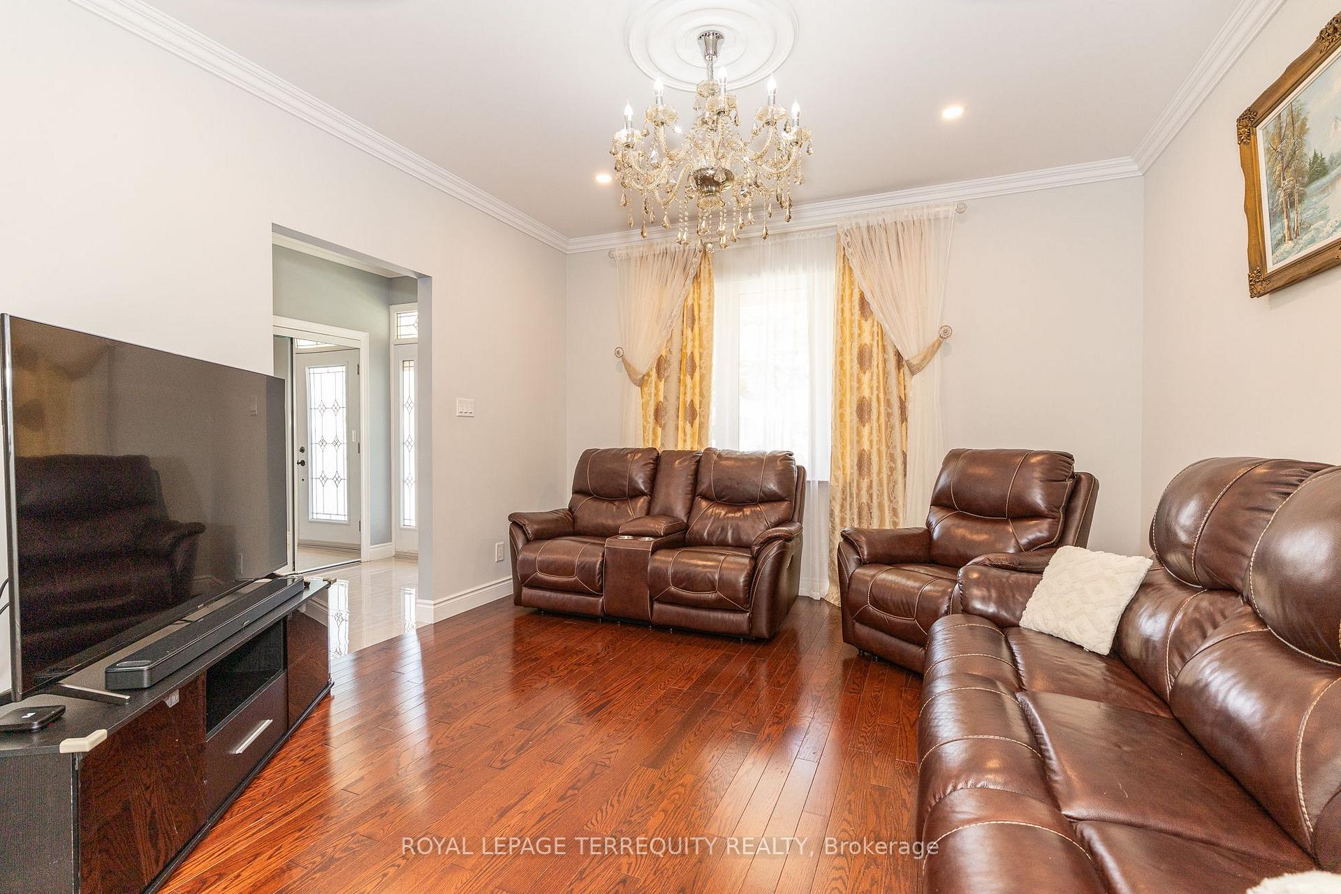 Photo 8 of 3 Gair Drive, Etobicoke, Alderwood — HOMEH