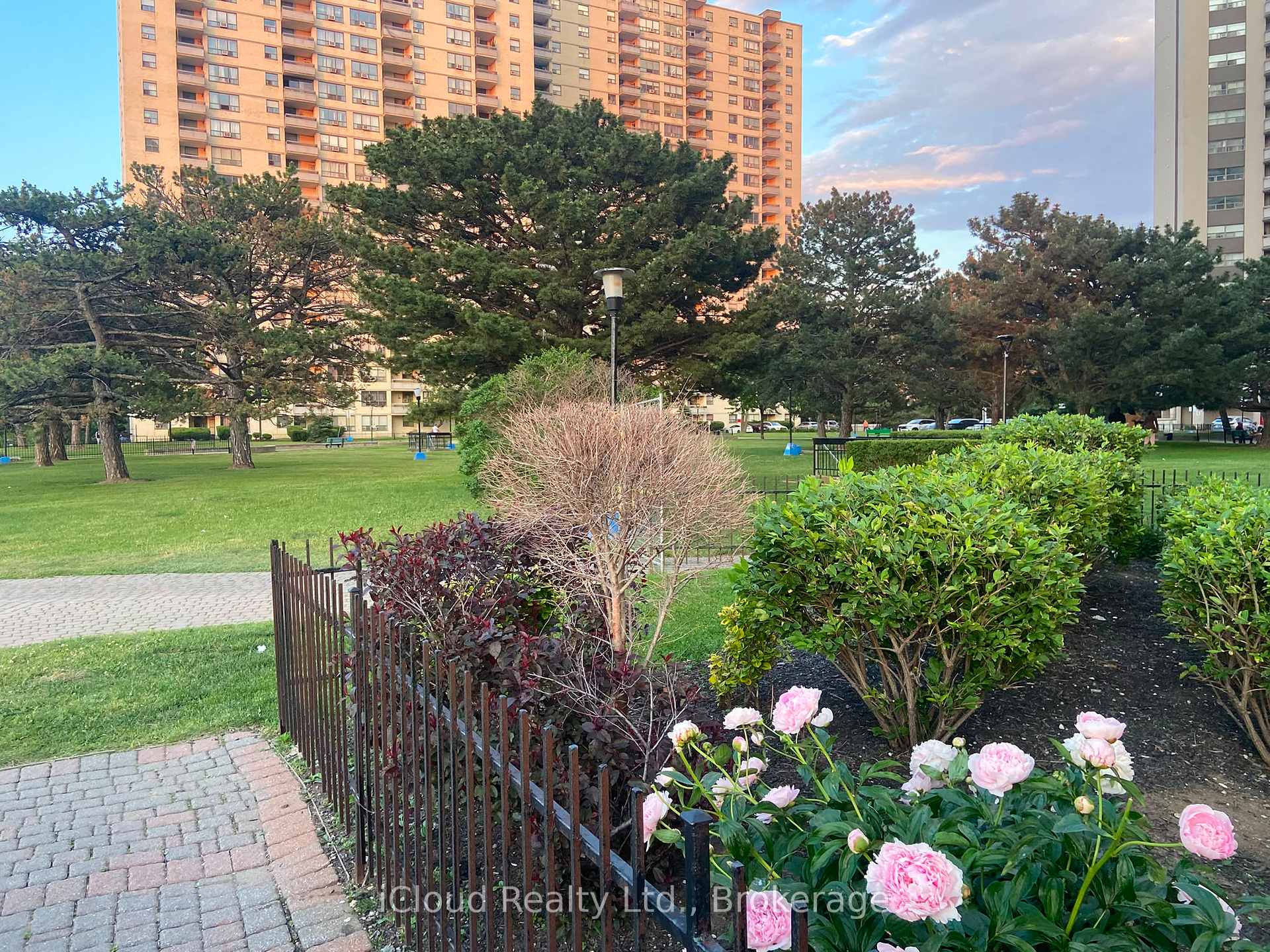 Photo 11 of Unit 806, 390 Dixon Road, Etobicoke, Kingsview Village-The Westway — HOMEH
