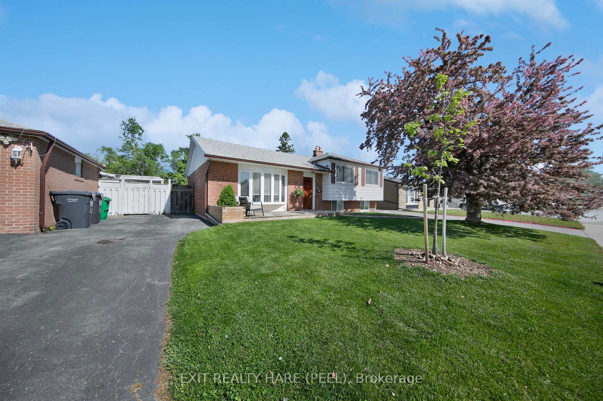 Photo 4 of 84 Addington Crescent, Brampton, Avondale — HOMEH
