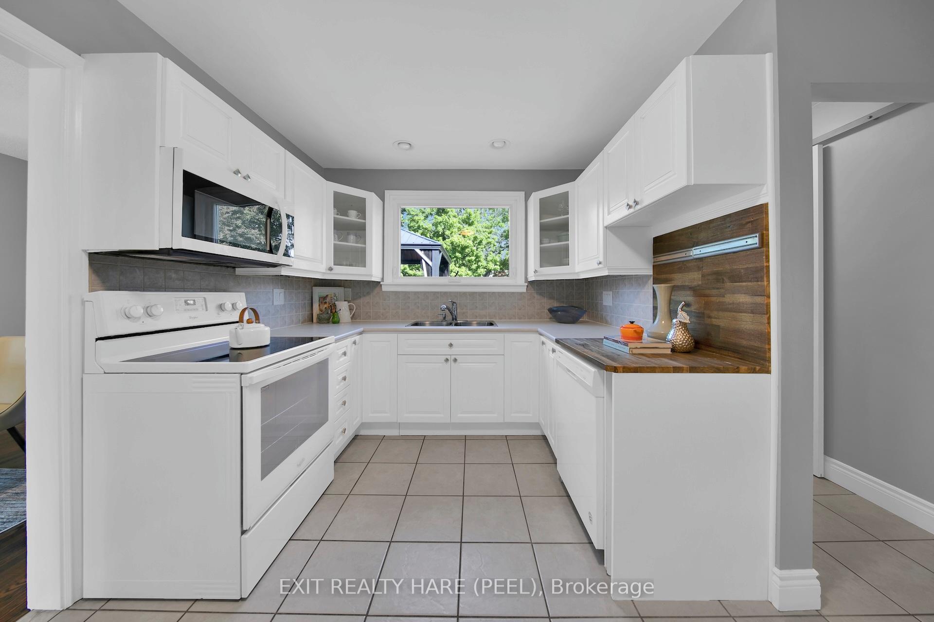 Photo 10 of 84 Addington Crescent, Brampton, Avondale — HOMEH