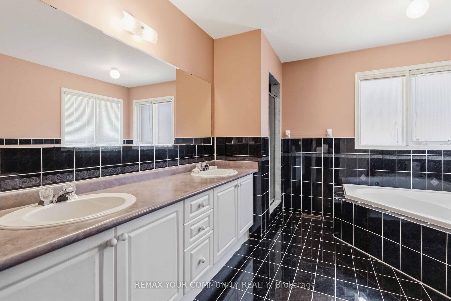 Photo 23 of 153 Bristol Road E, Mississauga, Hurontario — HOMEH