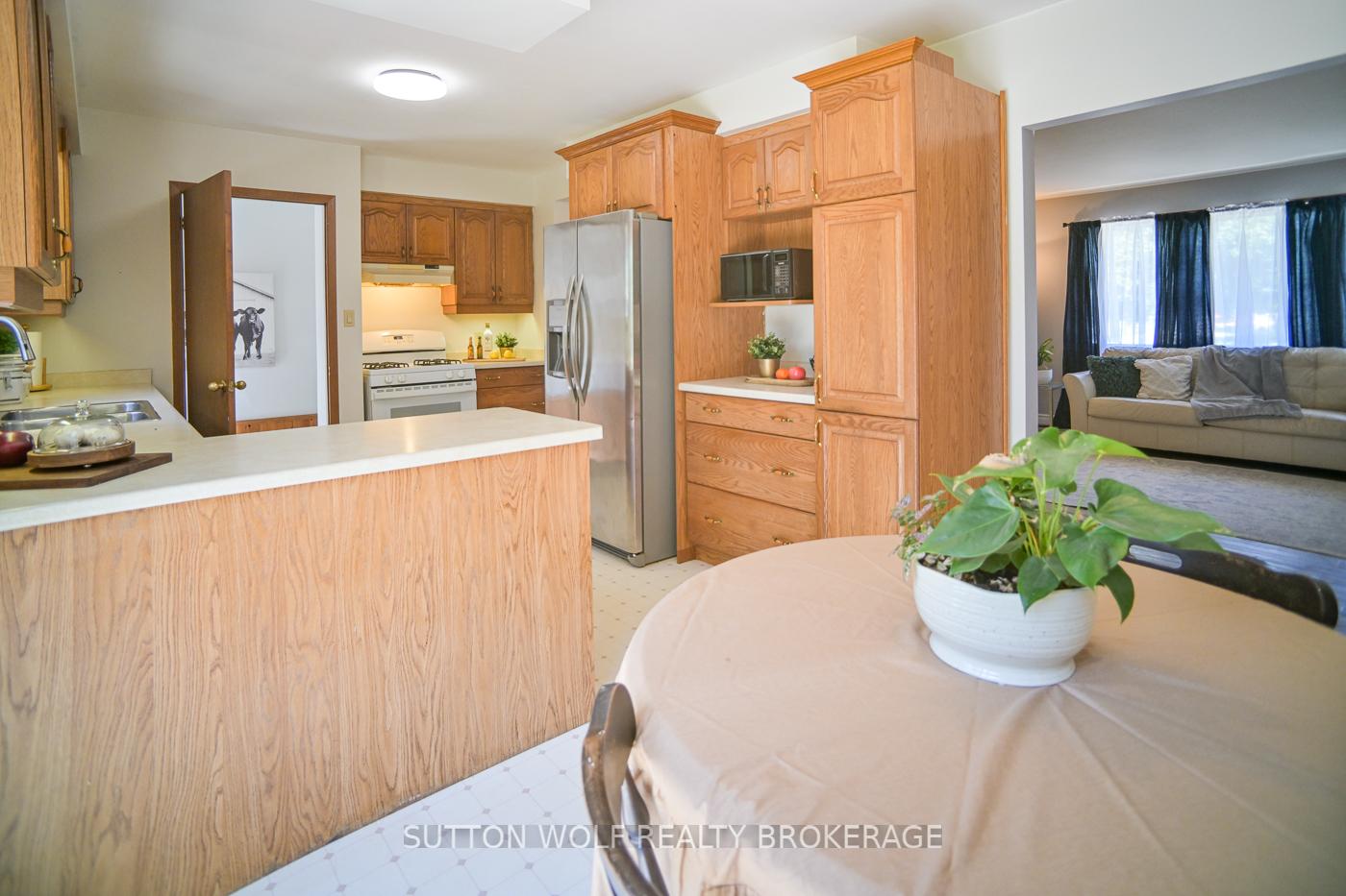 Photo 14 of 566 Head Street N, Strathroy-Caradoc, NE — HOMEH