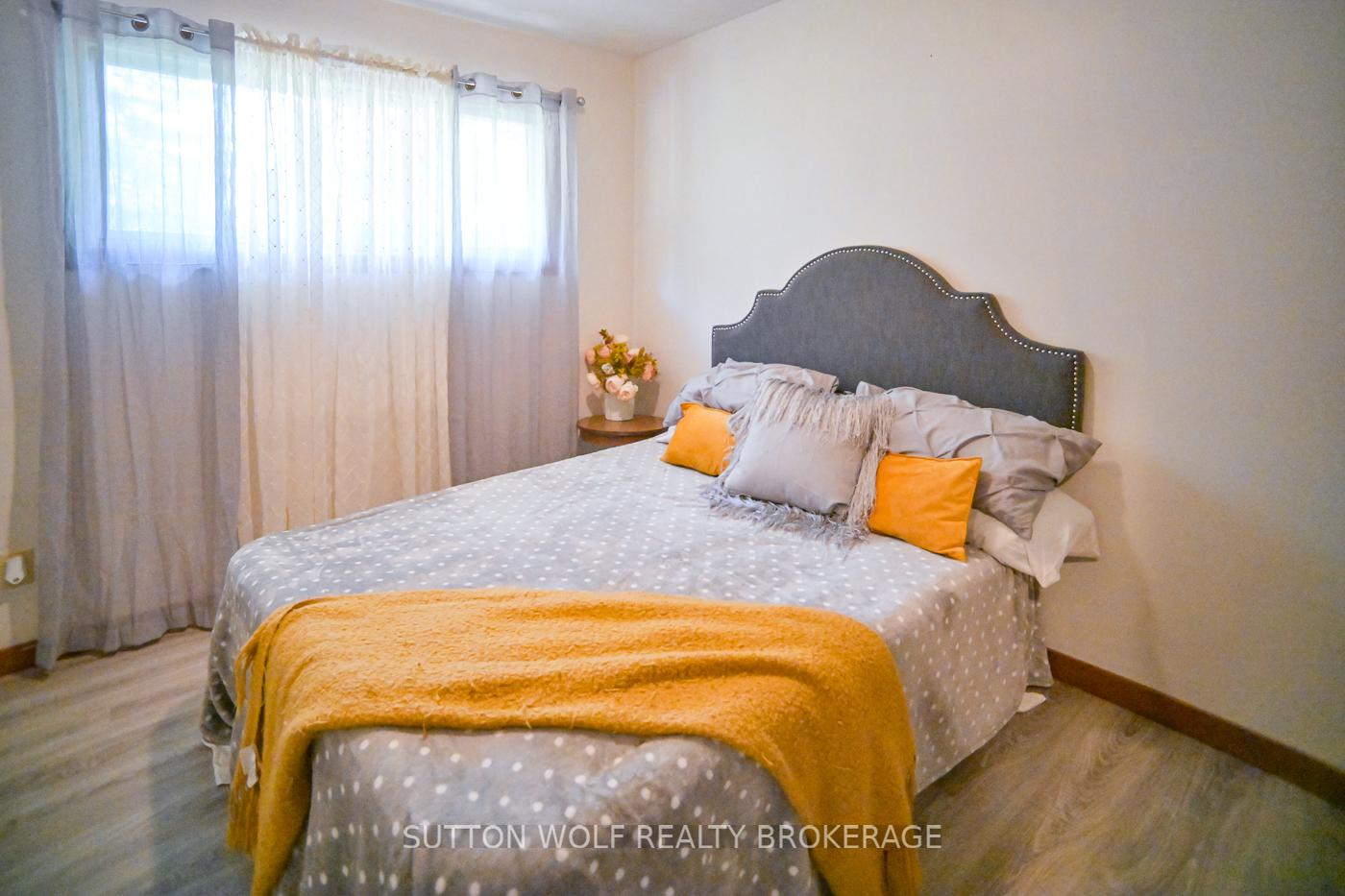 Photo 23 of 566 Head Street N, Strathroy-Caradoc, NE — HOMEH