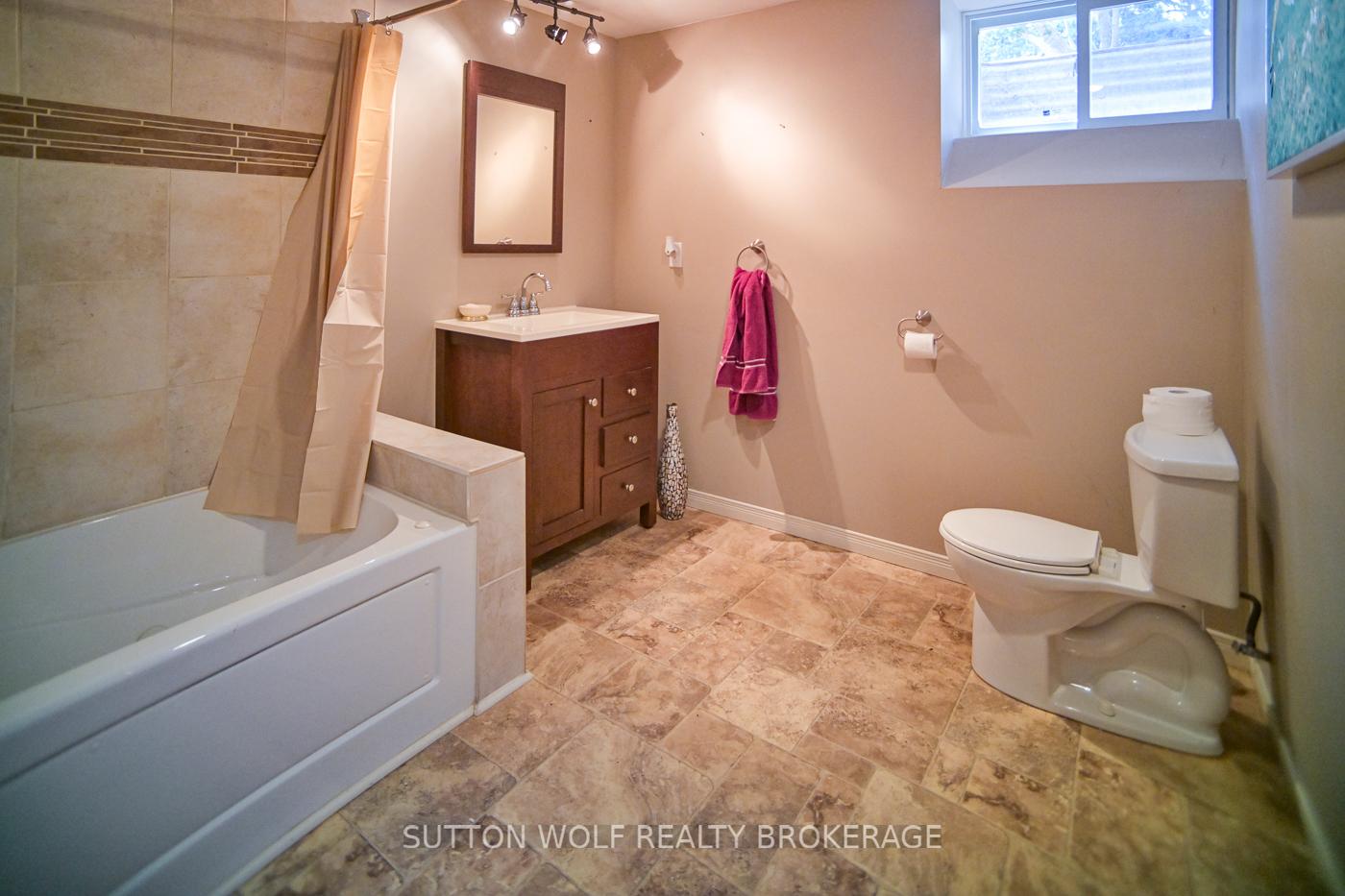 Photo 31 of 566 Head Street N, Strathroy-Caradoc, NE — HOMEH
