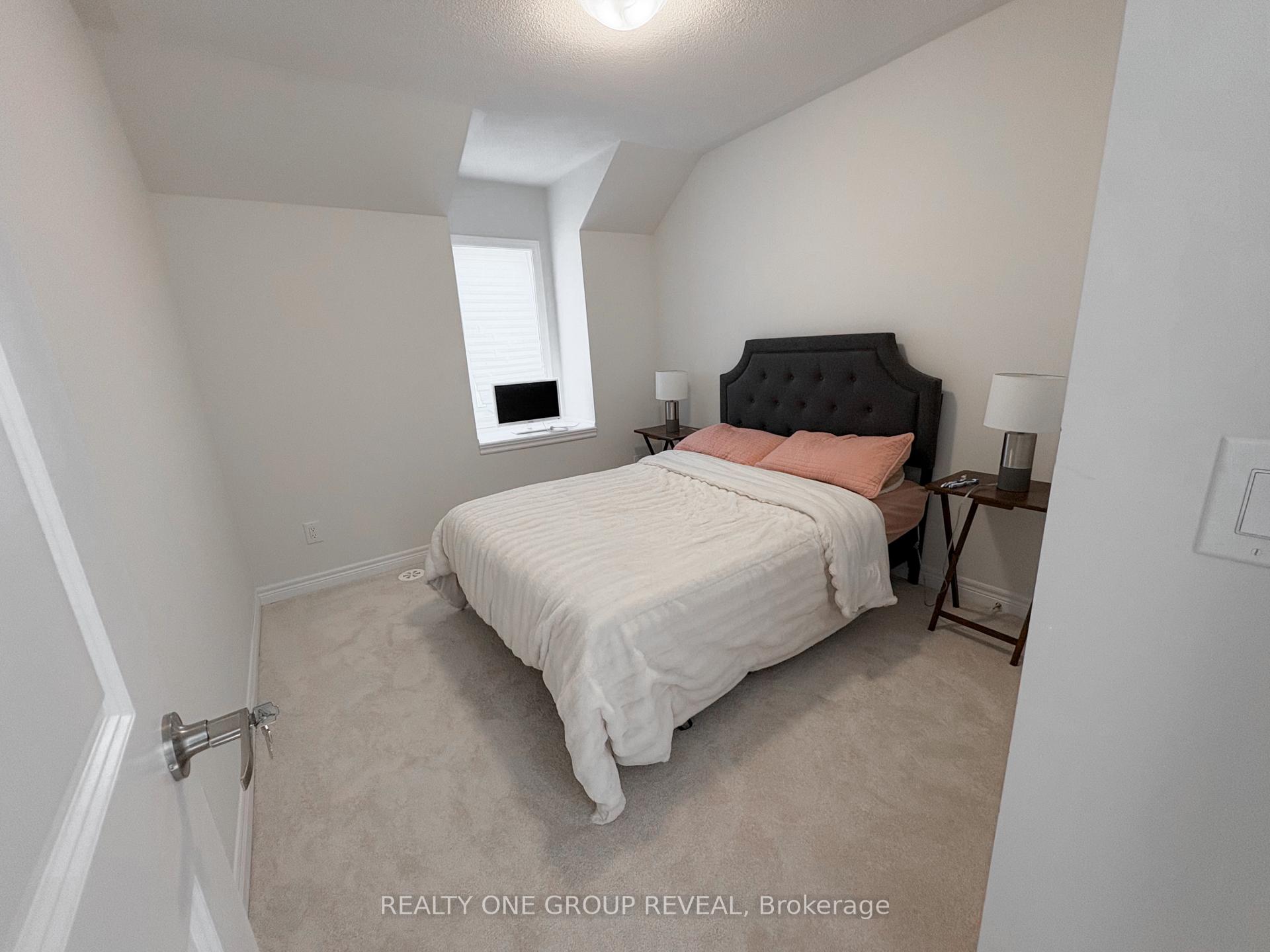 Photo 13 of 29 Icemaker Way, Whitby, Rural Whitby — HOMEH