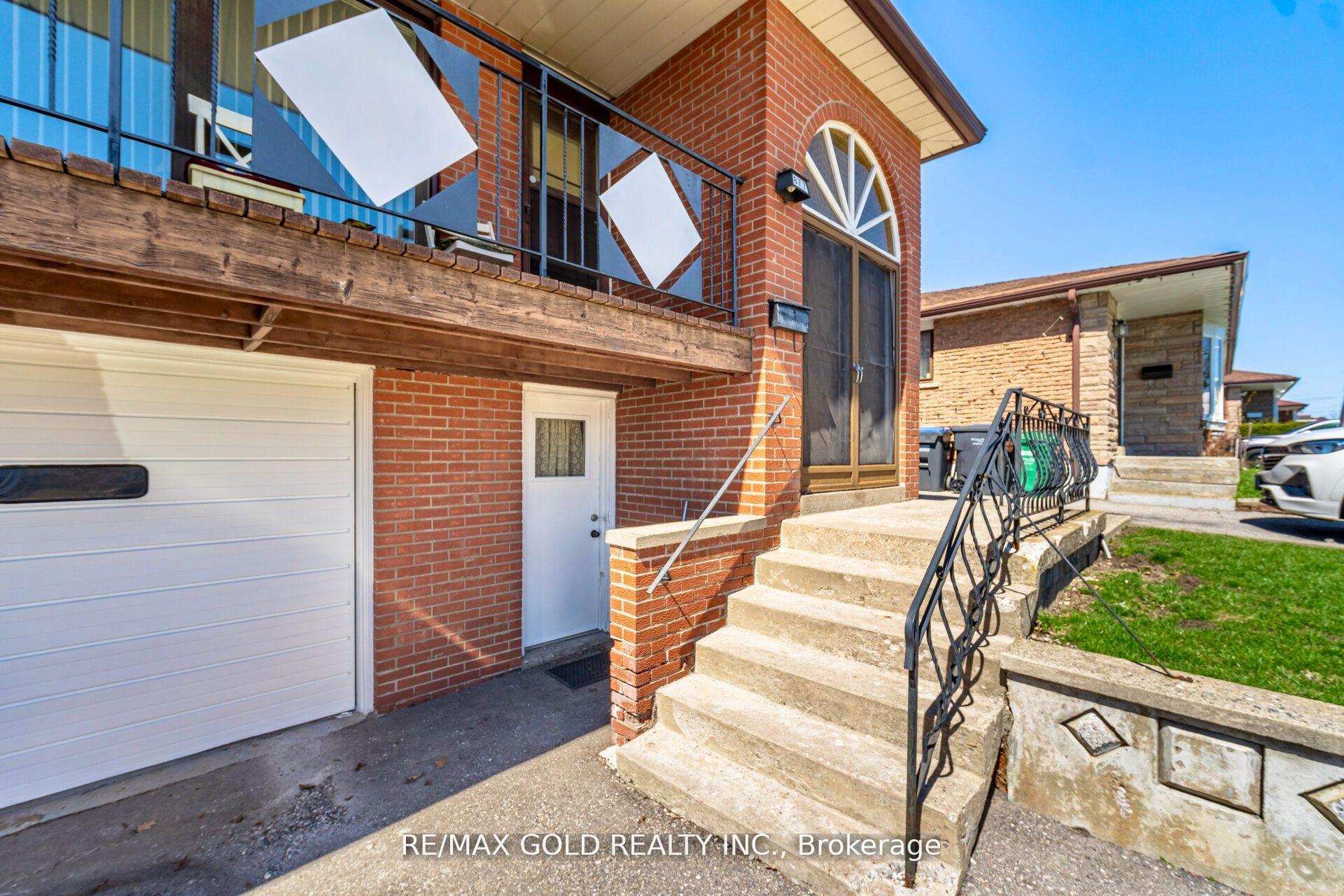 Photo 3 of 877 Consort Crescent, Mississauga, Erindale — HOMEH