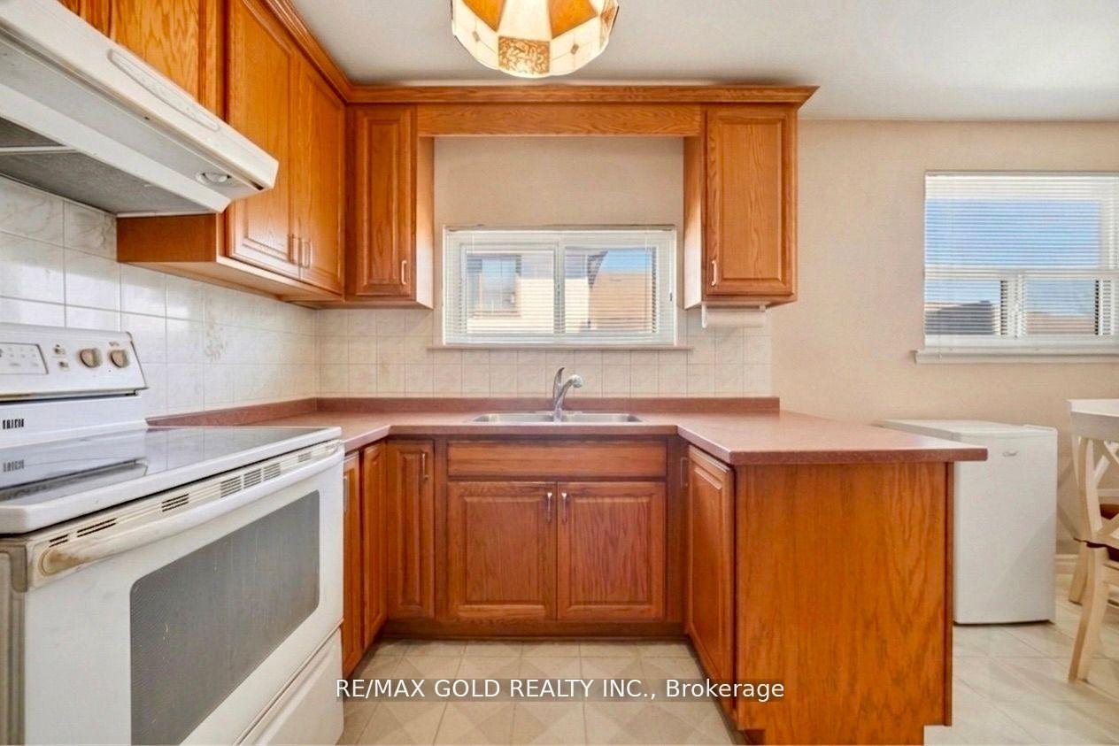 Photo 13 of 877 Consort Crescent, Mississauga, Erindale — HOMEH
