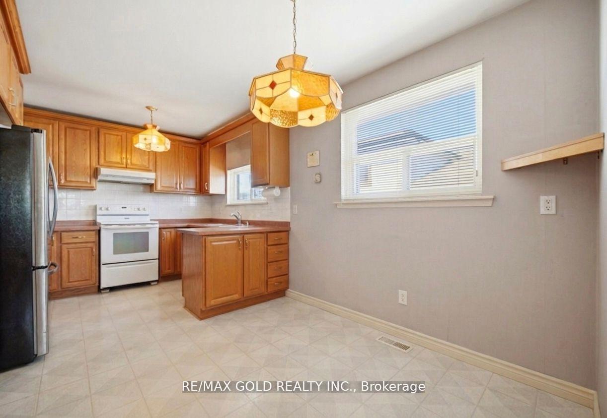 Photo 15 of 877 Consort Crescent, Mississauga, Erindale — HOMEH