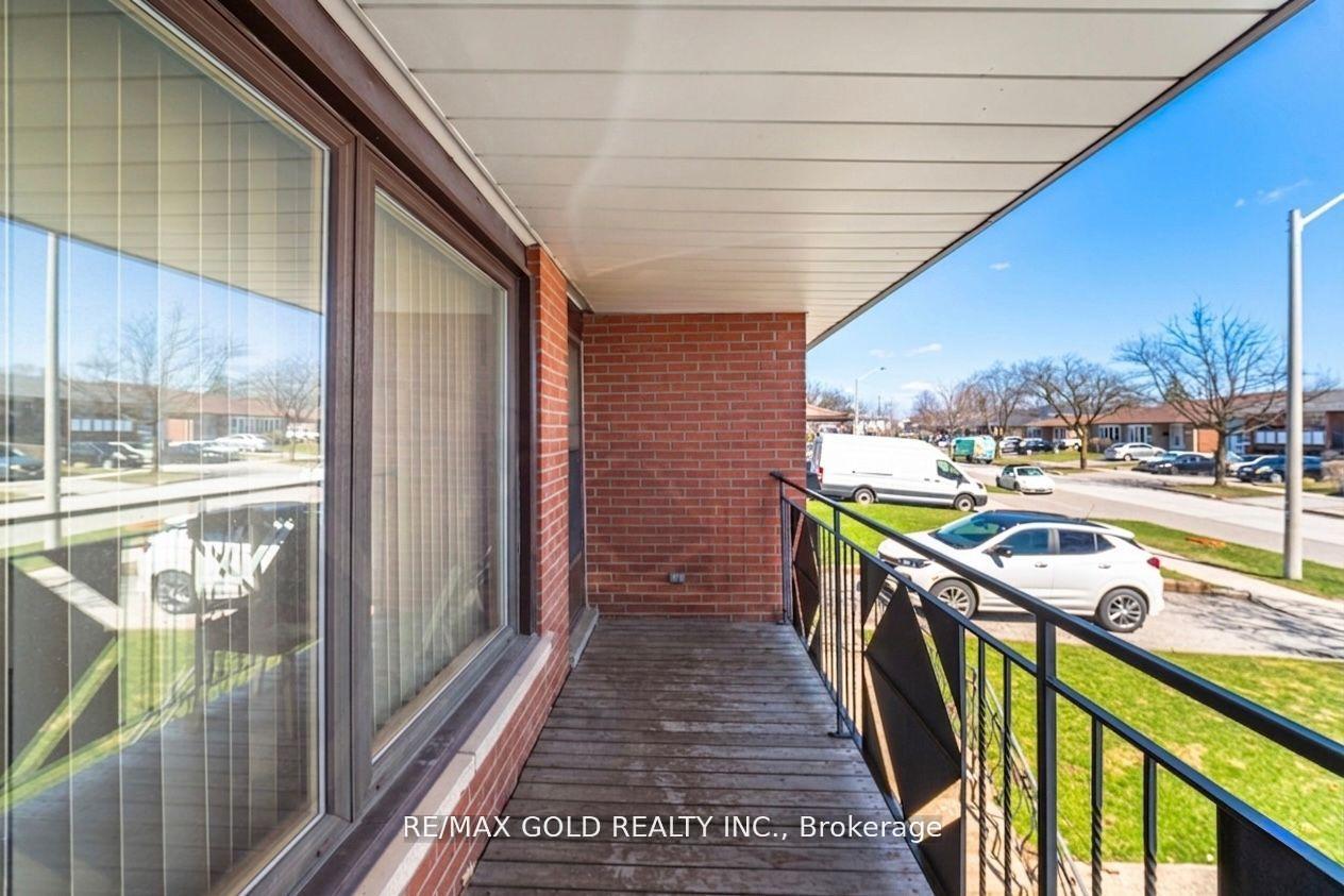 Photo 30 of 877 Consort Crescent, Mississauga, Erindale — HOMEH