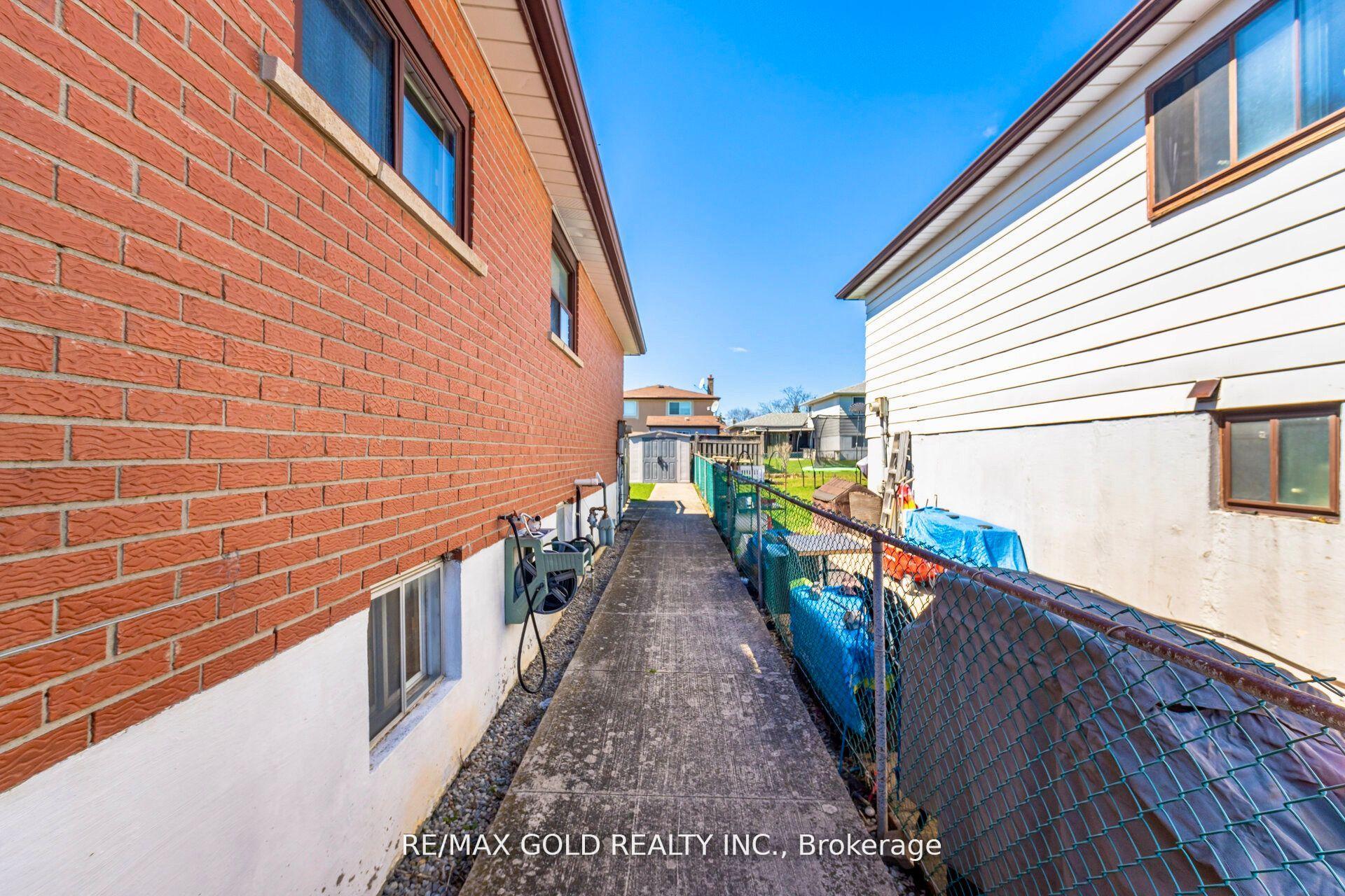 Photo 31 of 877 Consort Crescent, Mississauga, Erindale — HOMEH