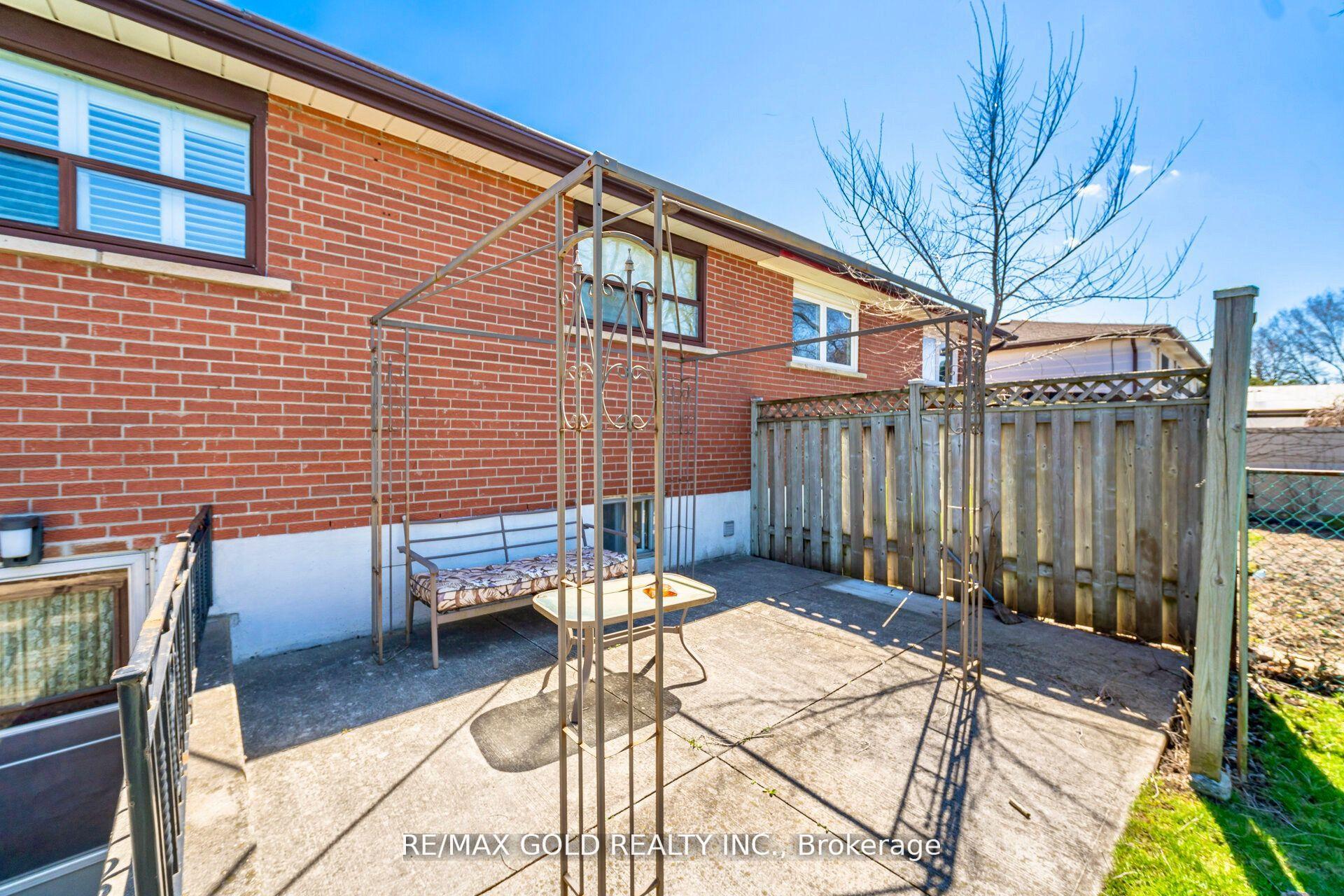 Photo 32 of 877 Consort Crescent, Mississauga, Erindale — HOMEH