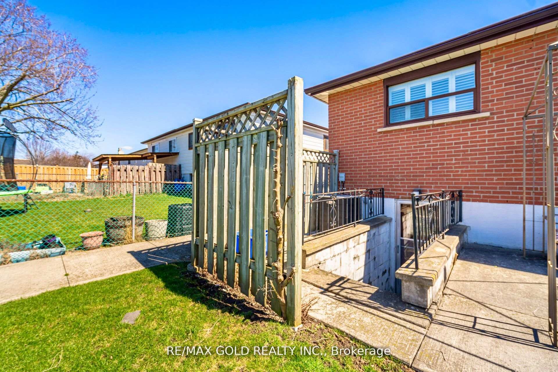 Photo 42 of 877 Consort Crescent, Mississauga, Erindale — HOMEH
