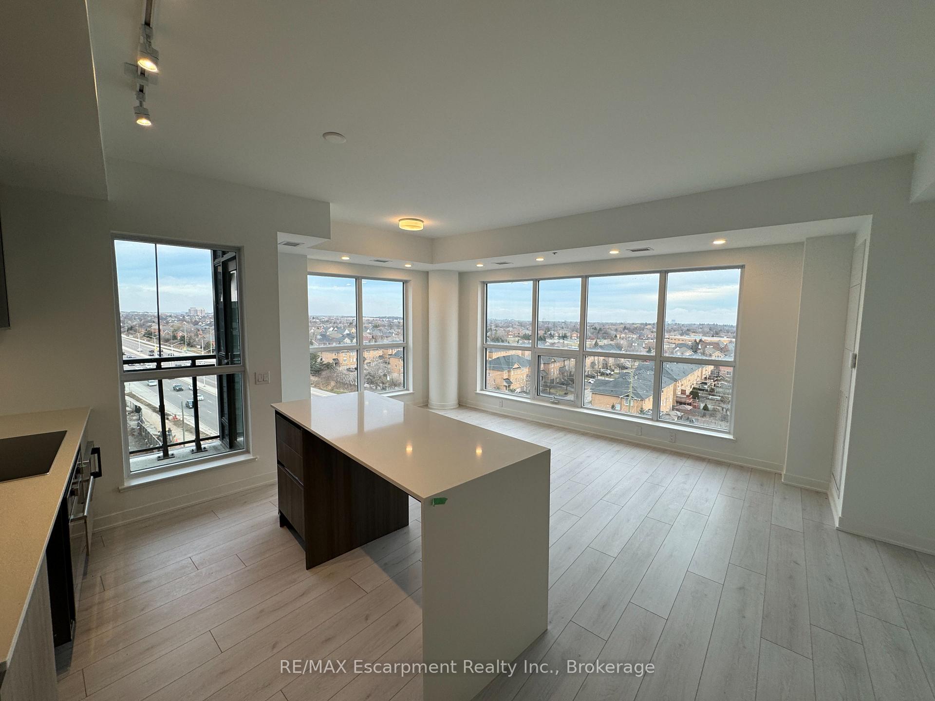 Photo 4 of Unit 721, 405 Dundas Street W, Oakville, Glenorchy — HOMEH