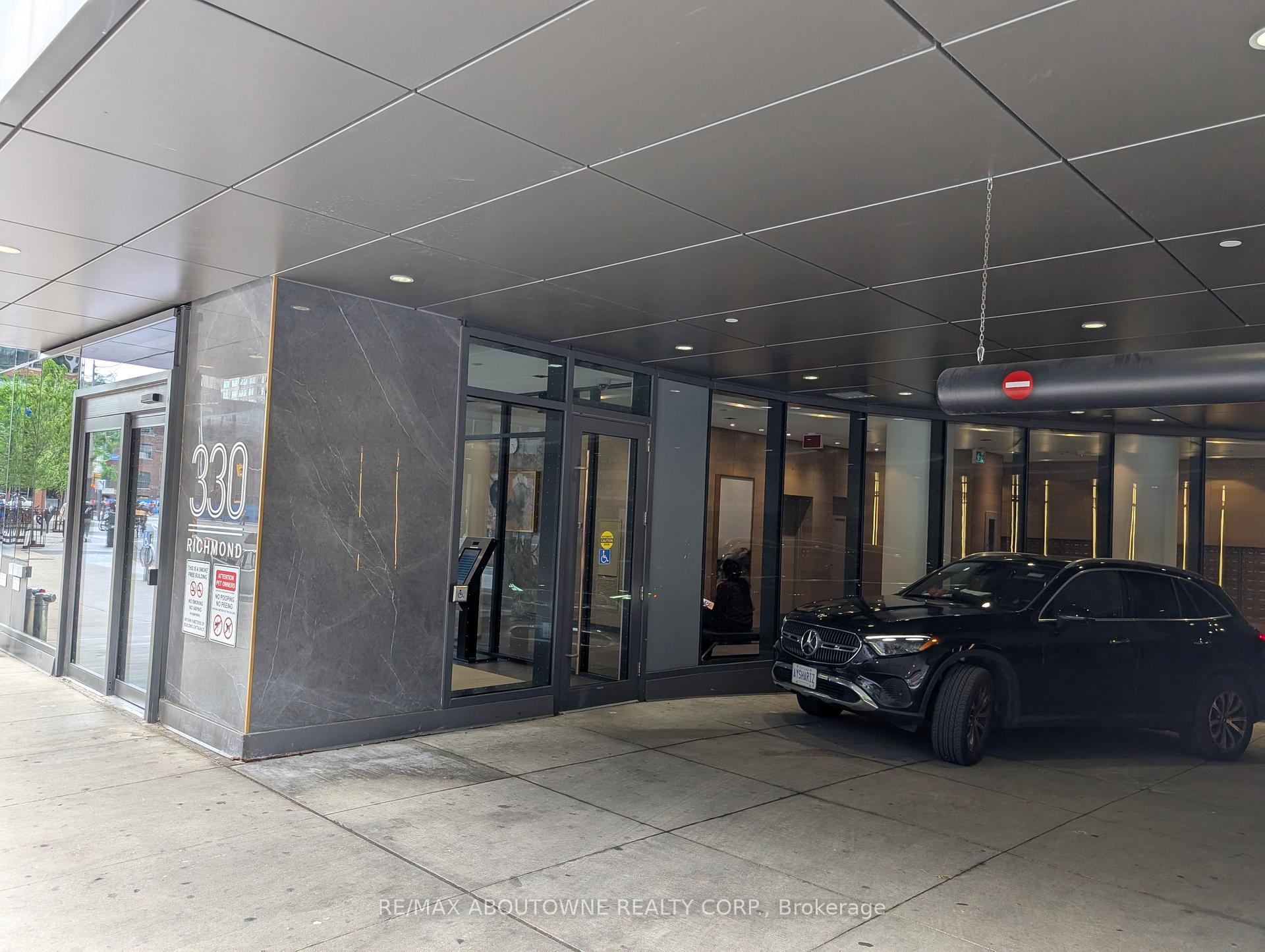 Photo of 330 Richmond Street W