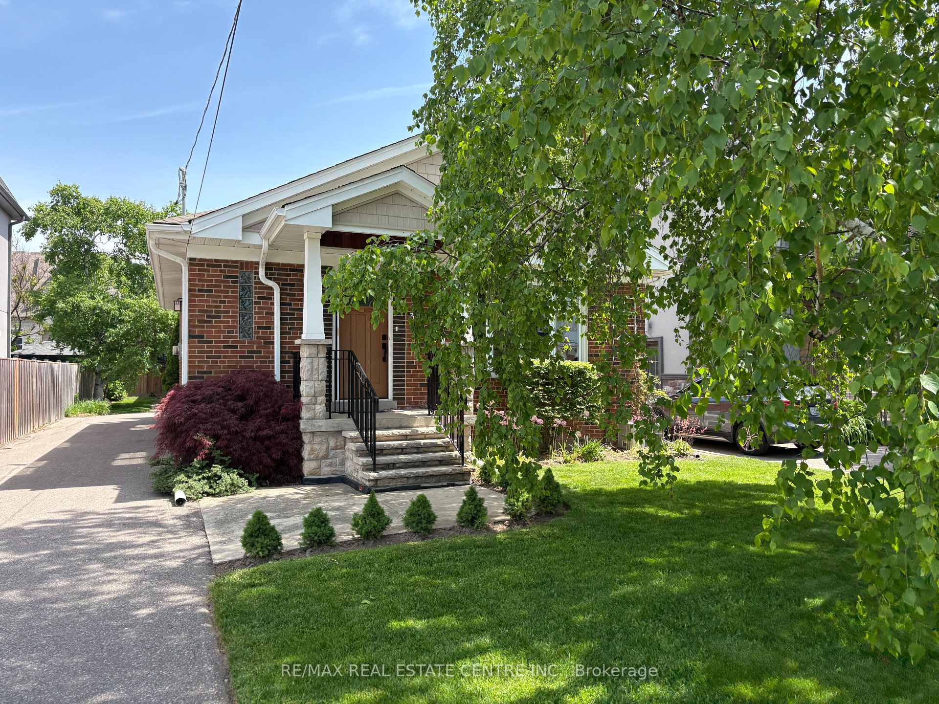 Photo 2 of 37 Maple Avenue N, Mississauga, Port Credit — HOMEH