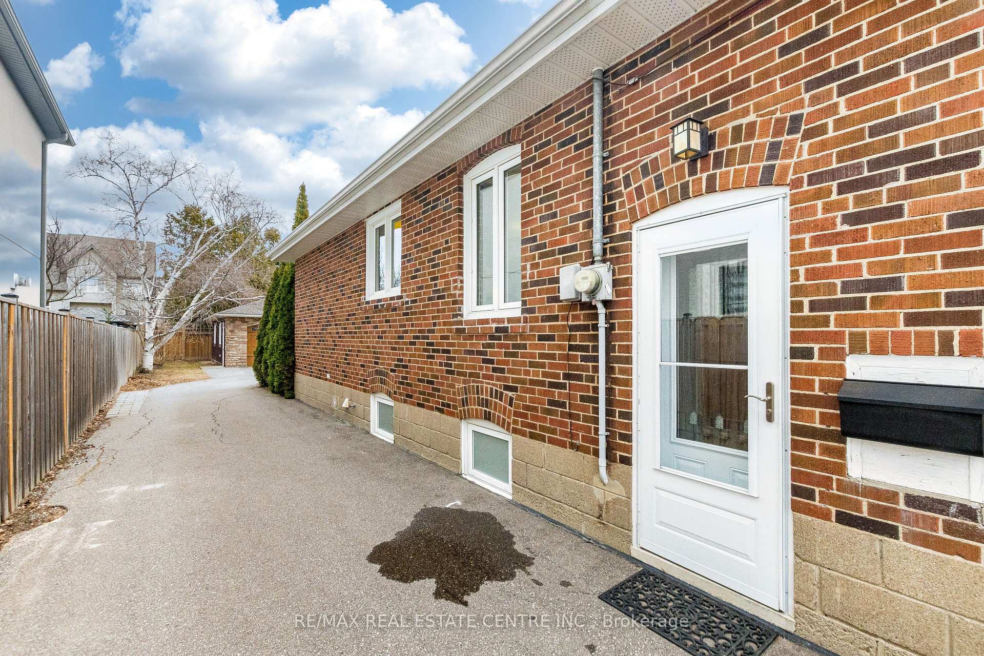 Photo 5 of 37 Maple Avenue N, Mississauga, Port Credit — HOMEH