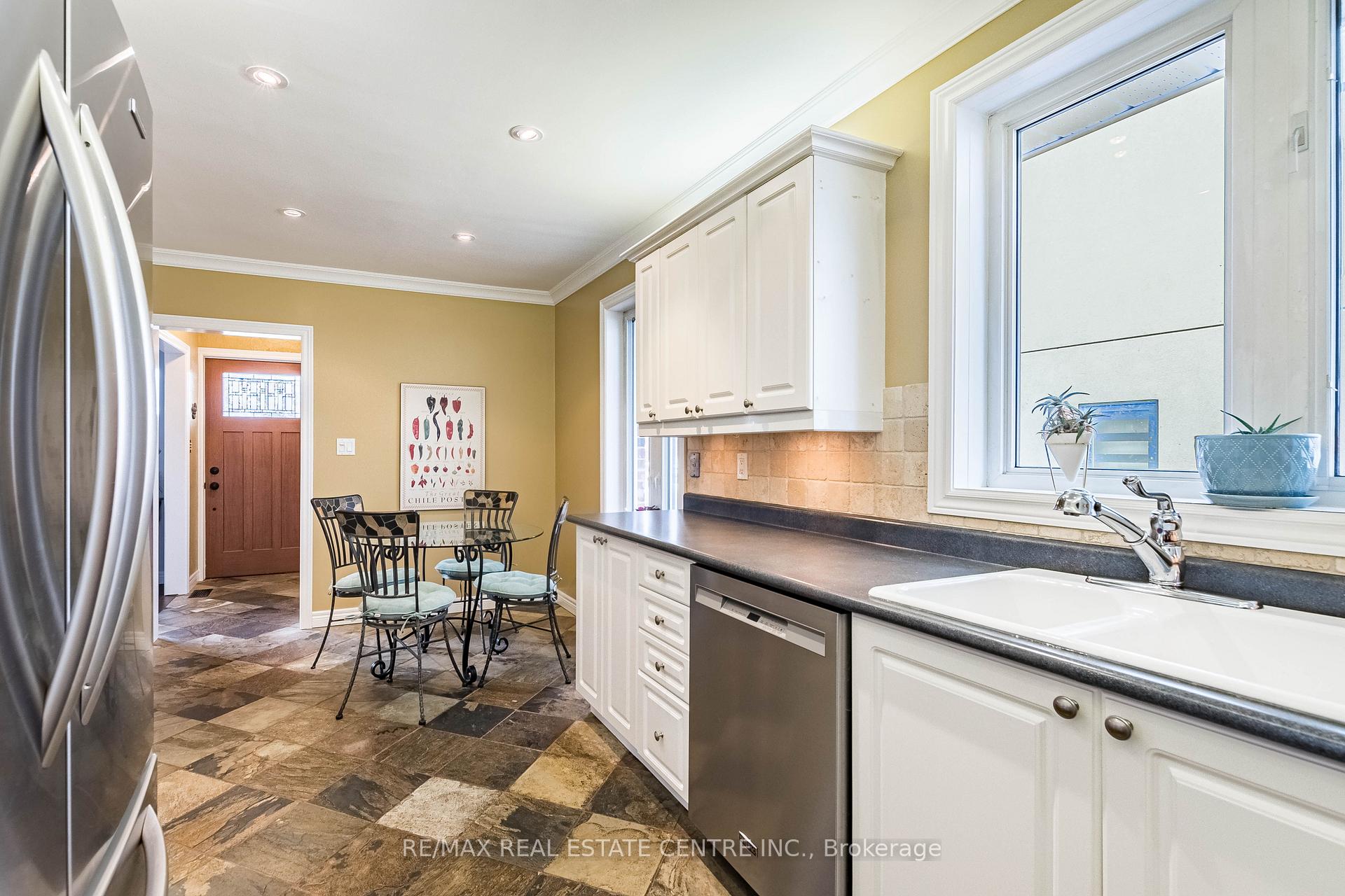 Photo 10 of 37 Maple Avenue N, Mississauga, Port Credit — HOMEH