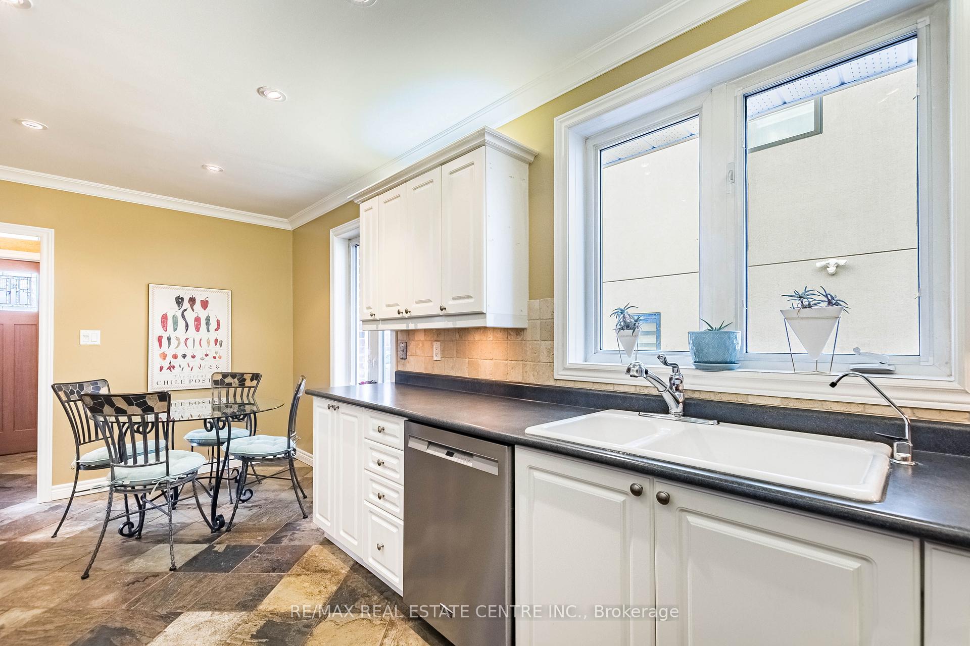 Photo 11 of 37 Maple Avenue N, Mississauga, Port Credit — HOMEH
