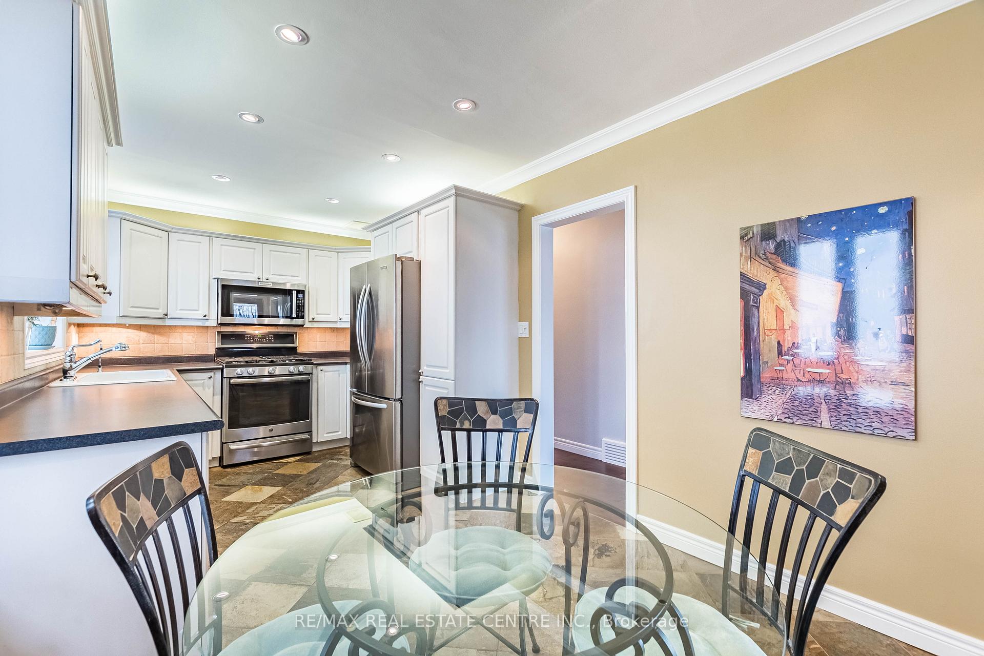 Photo 12 of 37 Maple Avenue N, Mississauga, Port Credit — HOMEH