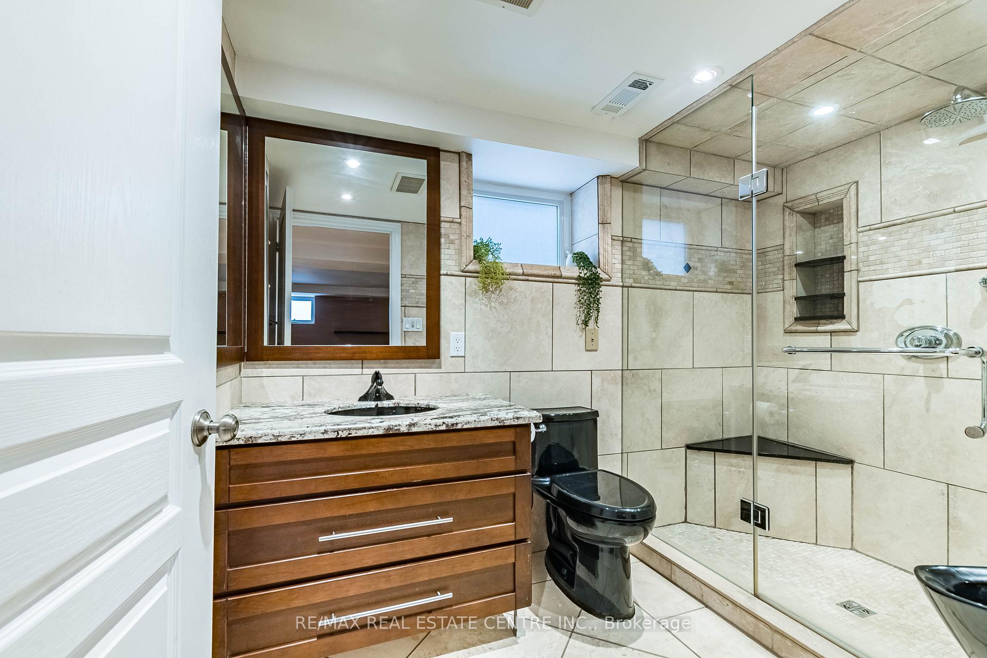 Photo 24 of 37 Maple Avenue N, Mississauga, Port Credit — HOMEH