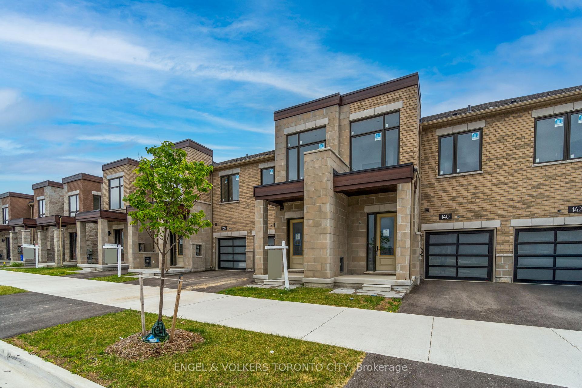 Photo 3 of 138 Mumbai Drive, Markham, Middlefield — HOMEH