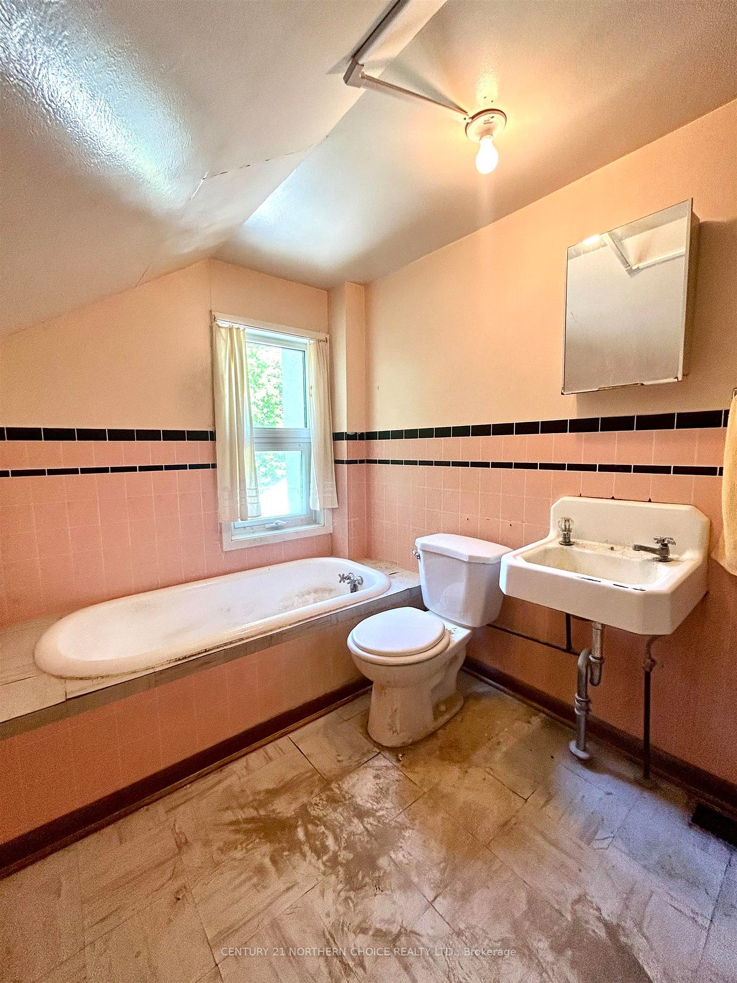 Photo 14 of 1312 Emo Road, Fort Frances — HOMEH