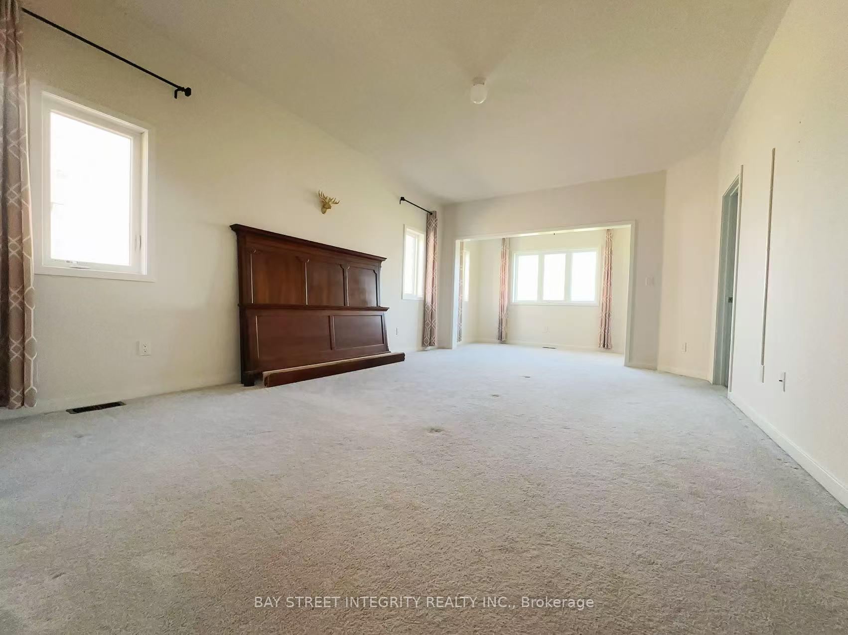 Photo 5 of 216 Elyse Court, Aurora, Bayview Northeast — HOMEH