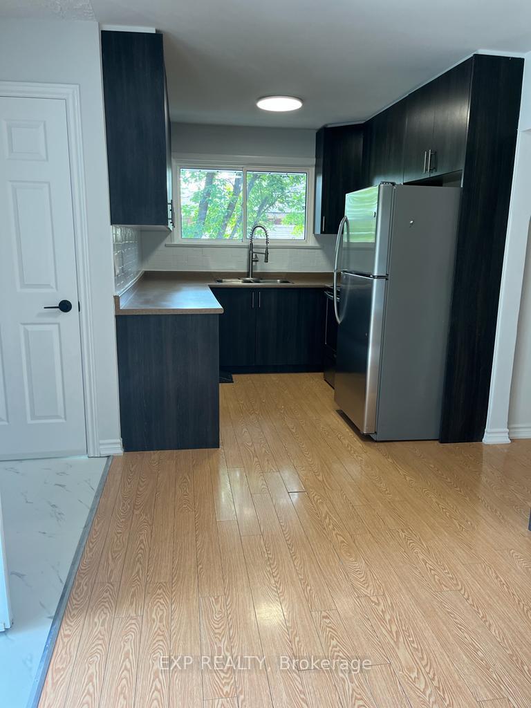 Photo 3 of Unit Upper Level, 254 Hillside Drive, Mississauga, Streetsville — HOMEH