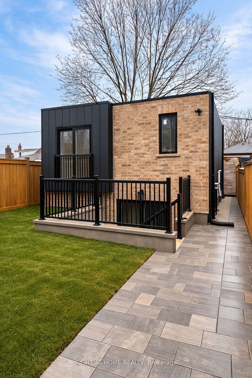 Photo 2 of Unit 4 (Garden Suite), 39 Fifteenth Street, Etobicoke, New Toronto — HOMEH