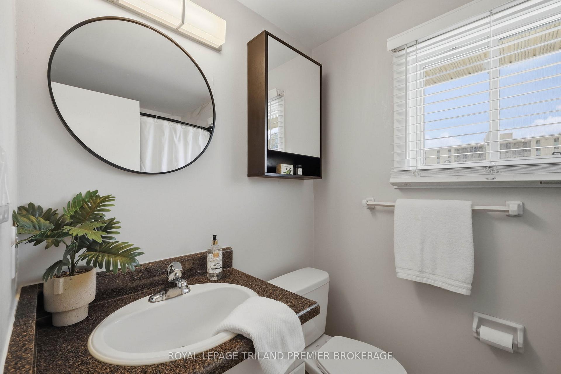 Photo 20 of Unit 4, 135 Belmont Drive, London, South O — HOMEH