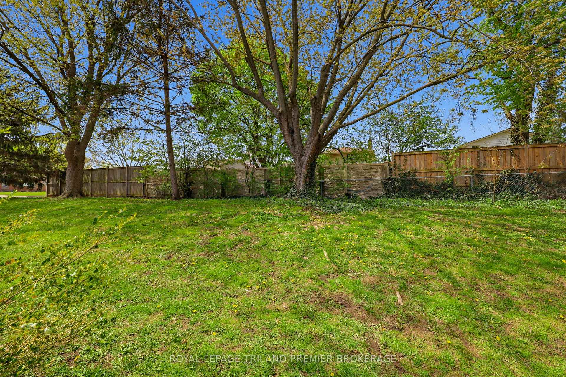 Photo 33 of Unit 4, 135 Belmont Drive, London, South O — HOMEH