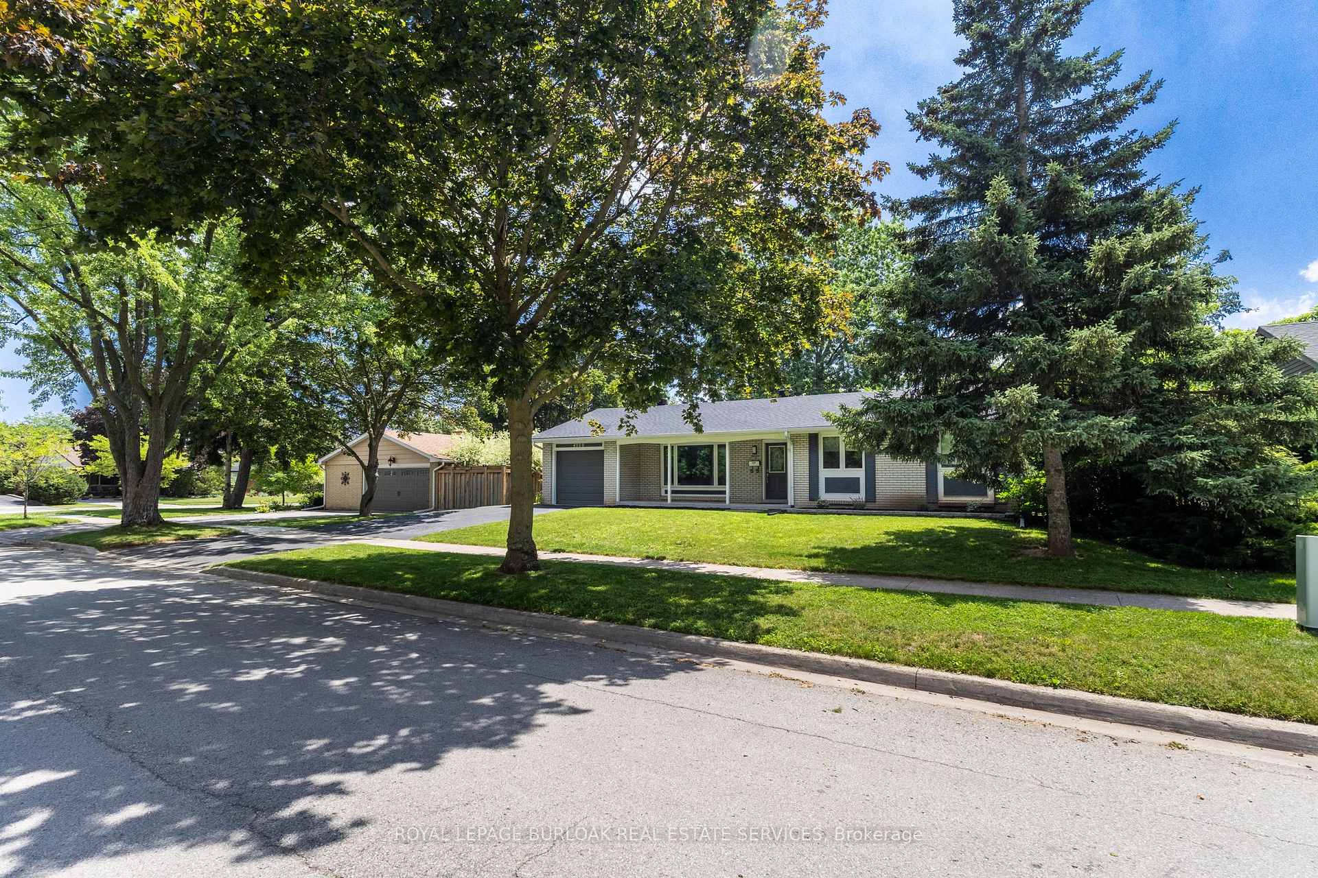 Photo 3 of 4500 Rogers Road, Burlington, Shoreacres — HOMEH