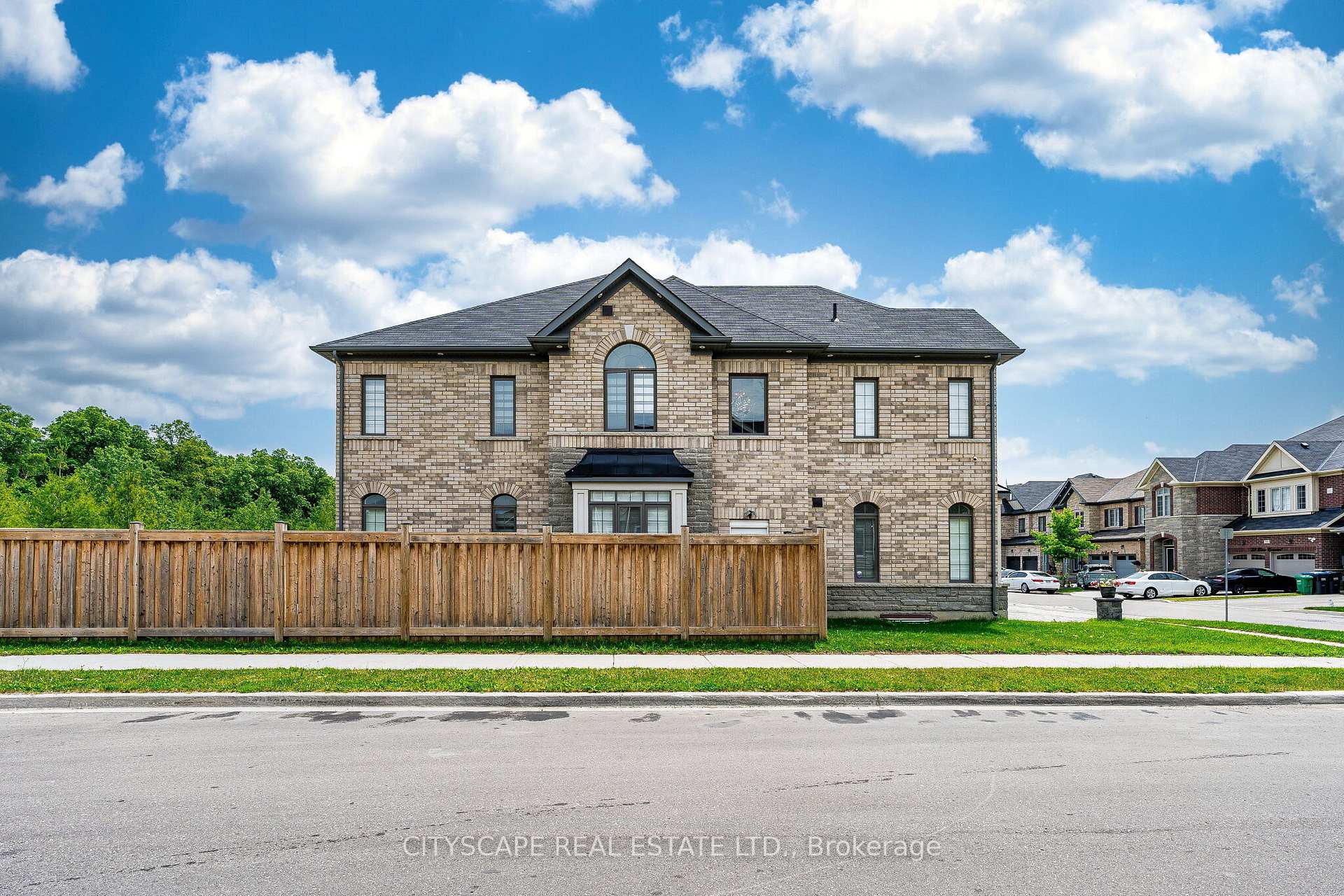 Photo 4 of 54 Ezra Crescent, Brampton, Northwest Brampton — HOMEH