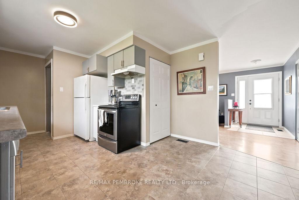 Photo 3 of 41 Meadowbrook Drive, Laurentian Valley, Laurentian Valley — HOMEH