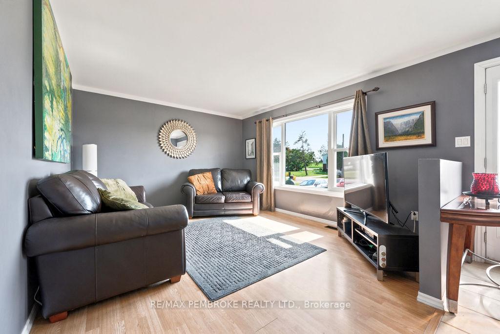Photo 10 of 41 Meadowbrook Drive, Laurentian Valley, Laurentian Valley — HOMEH